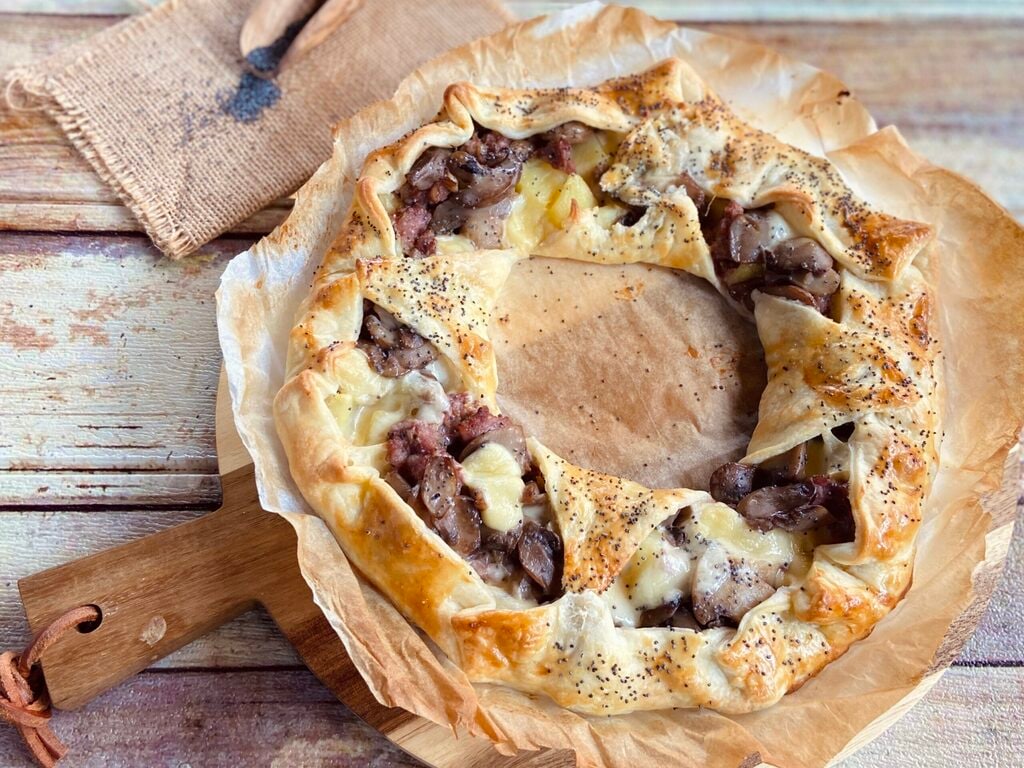 Rustikaler Kuchen mit Wurst und Paprika