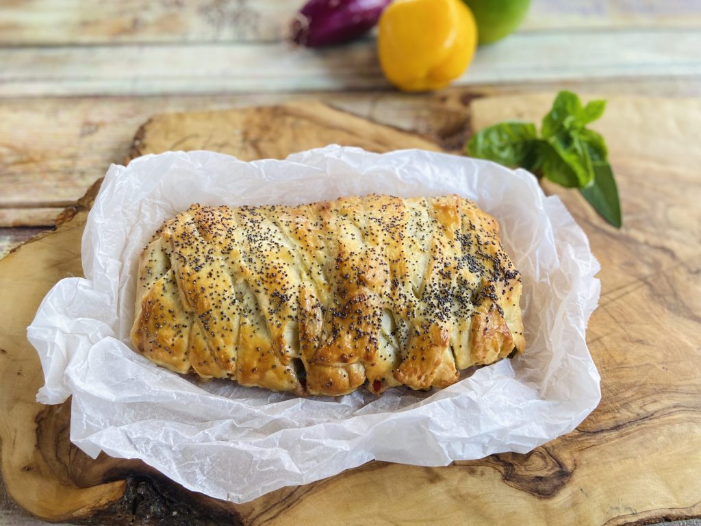 Rustikales Gebäck mit Wurst und Paprika