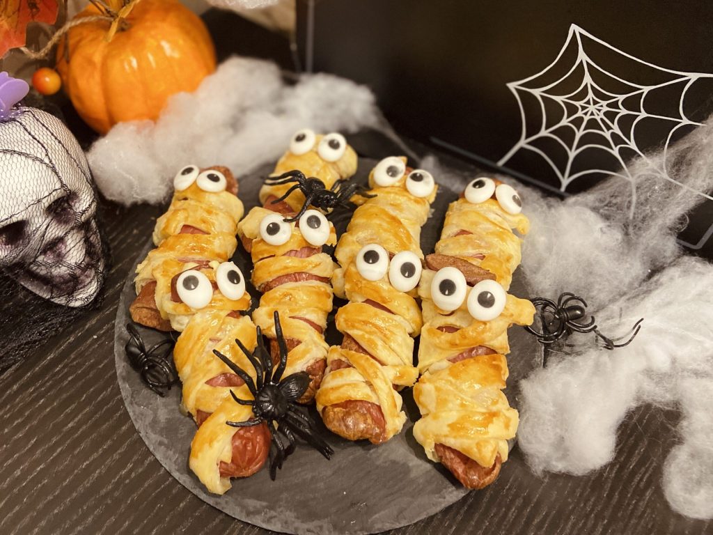 Blätterteig-Mumien mit Würstchen
