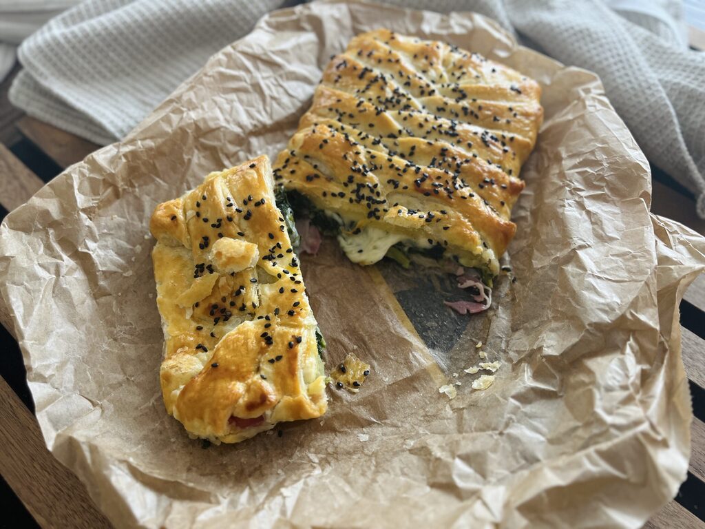 Rustikales Gebäck mit Speck und Friarielli