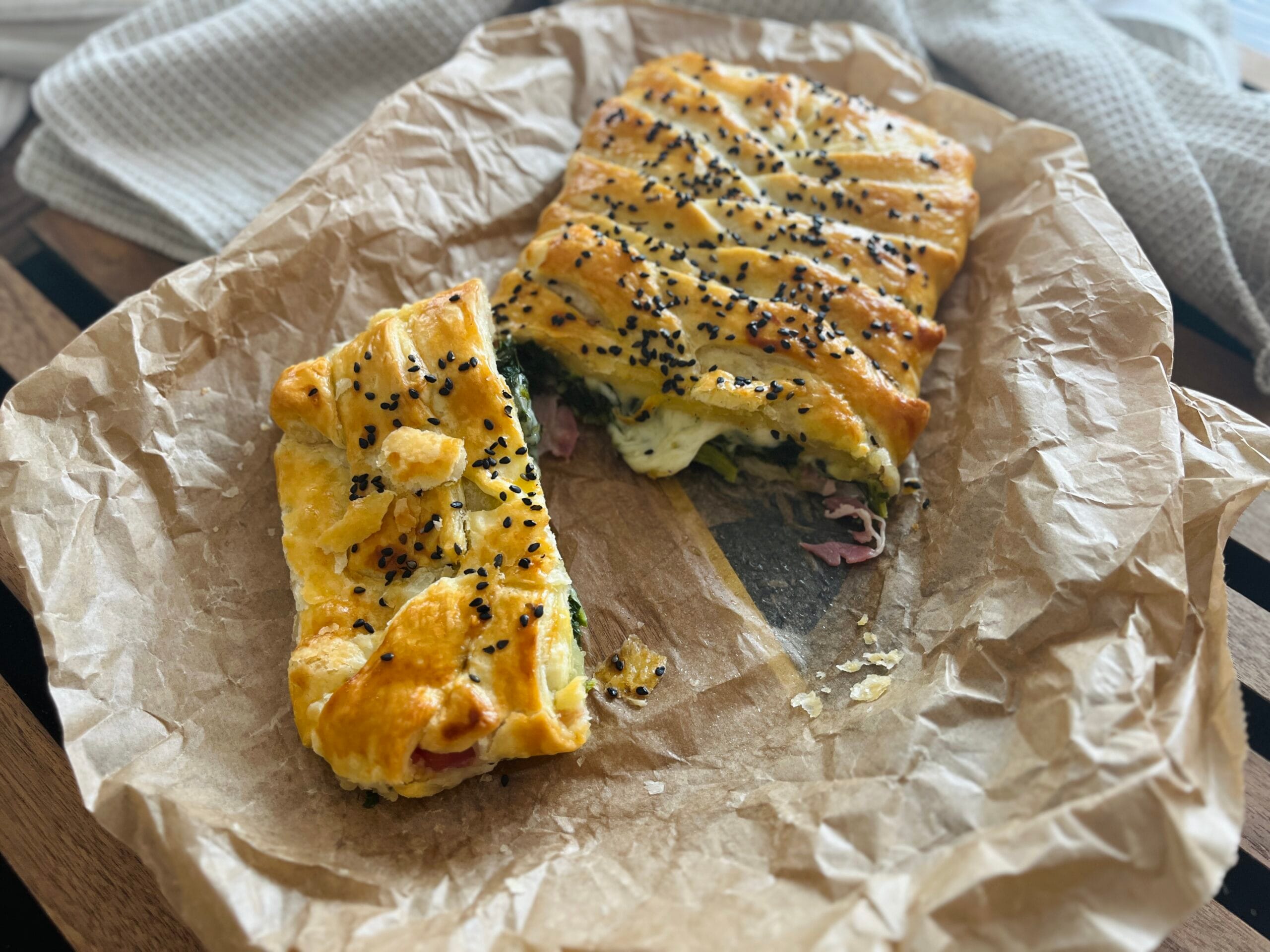 Rustikales Gebäck mit Speck und Friarielli