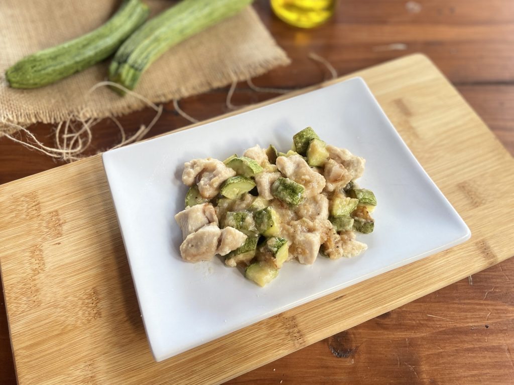 Hähnchenstücke mit Zucchini. Weich und lecker