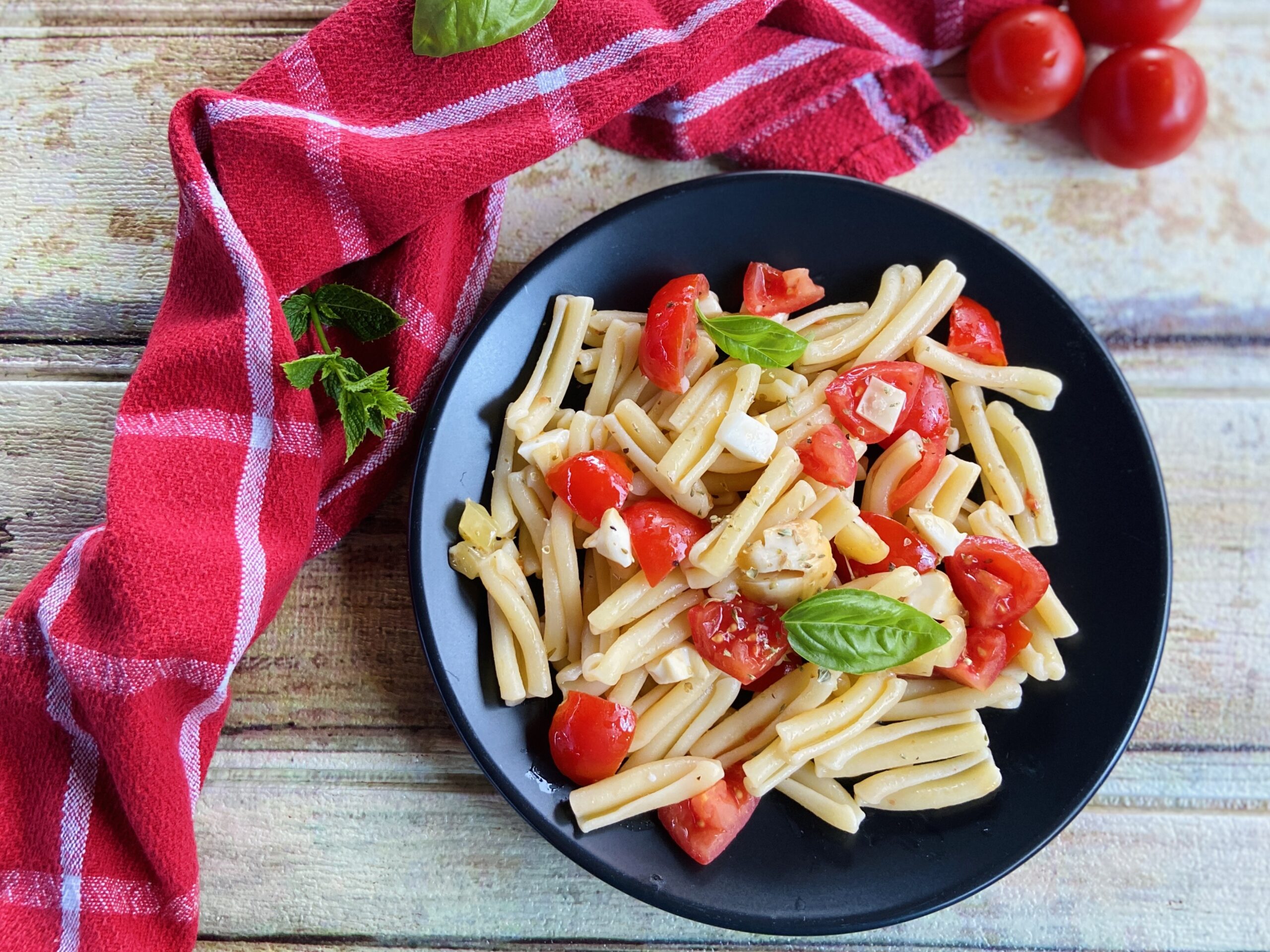 Lauwarm Casarecce mit Scamorza und Kirschtomaten