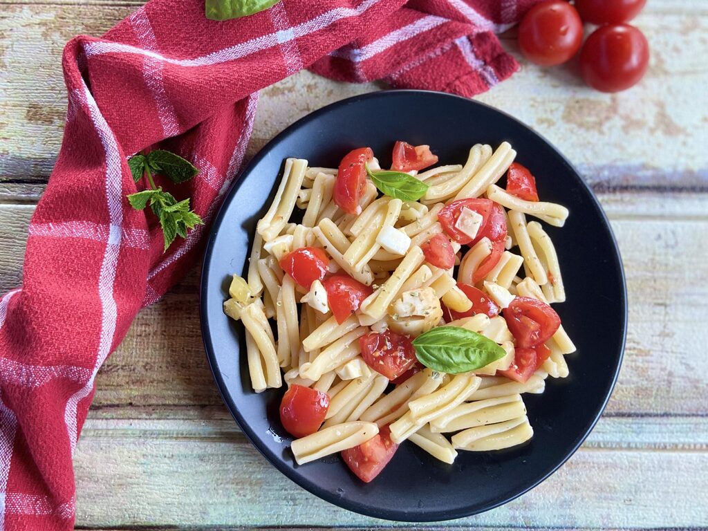 Lauwarm Casarecce mit Scamorza und Kirschtomaten