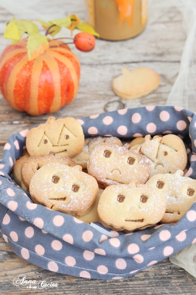 Zuckrige Halloween-Kekse mit Erdnussbutter