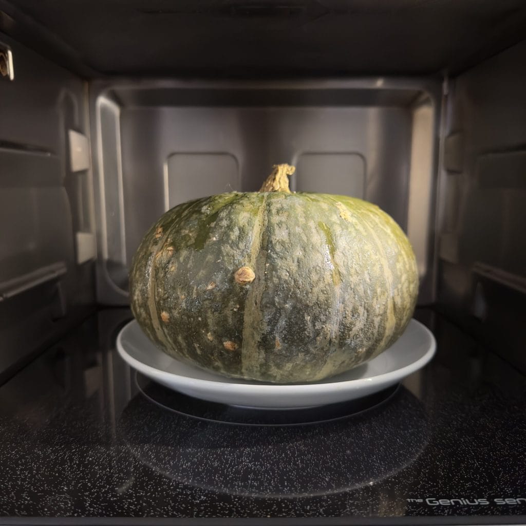 einen ganzen Kürbis in der Mikrowelle kochen