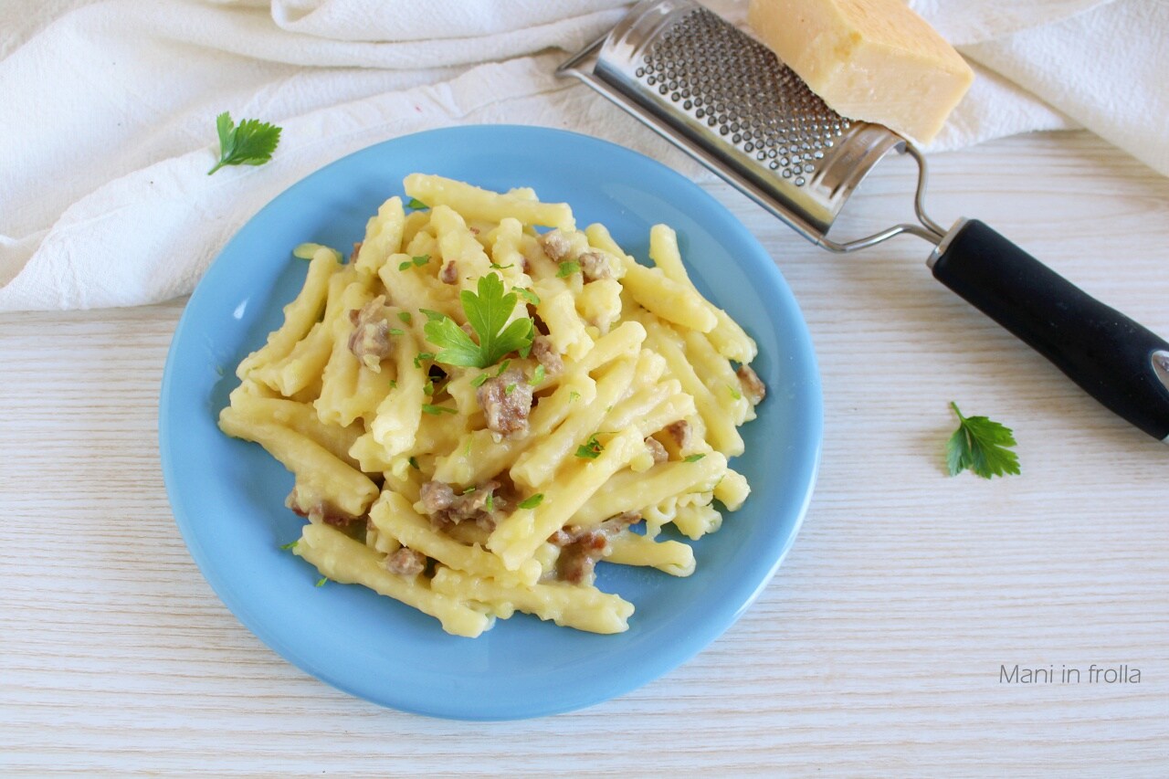 Pasta mit Kartoffelcreme und Wurst