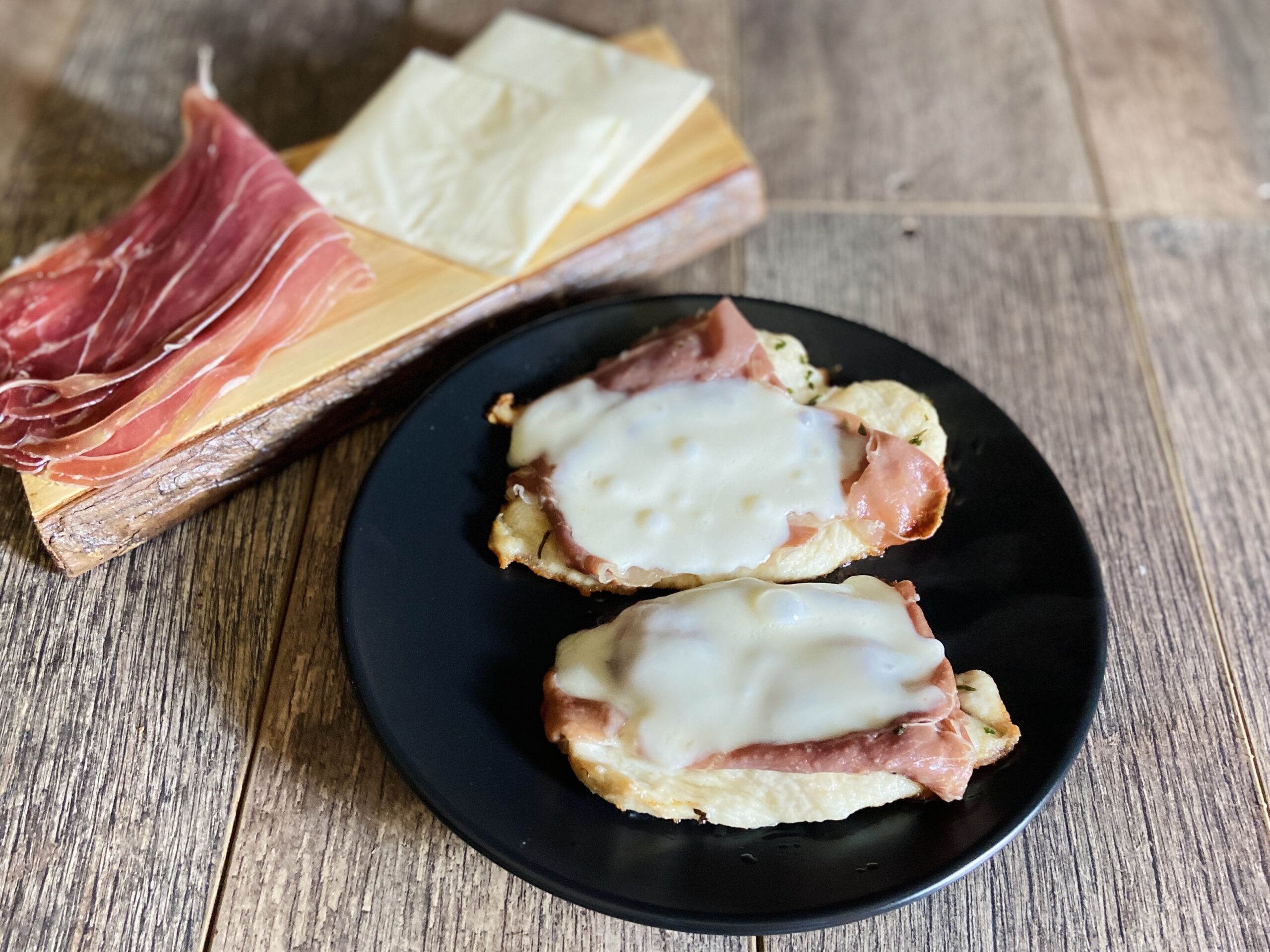 Geschmolzene Hähnchenbrust in der Pfanne