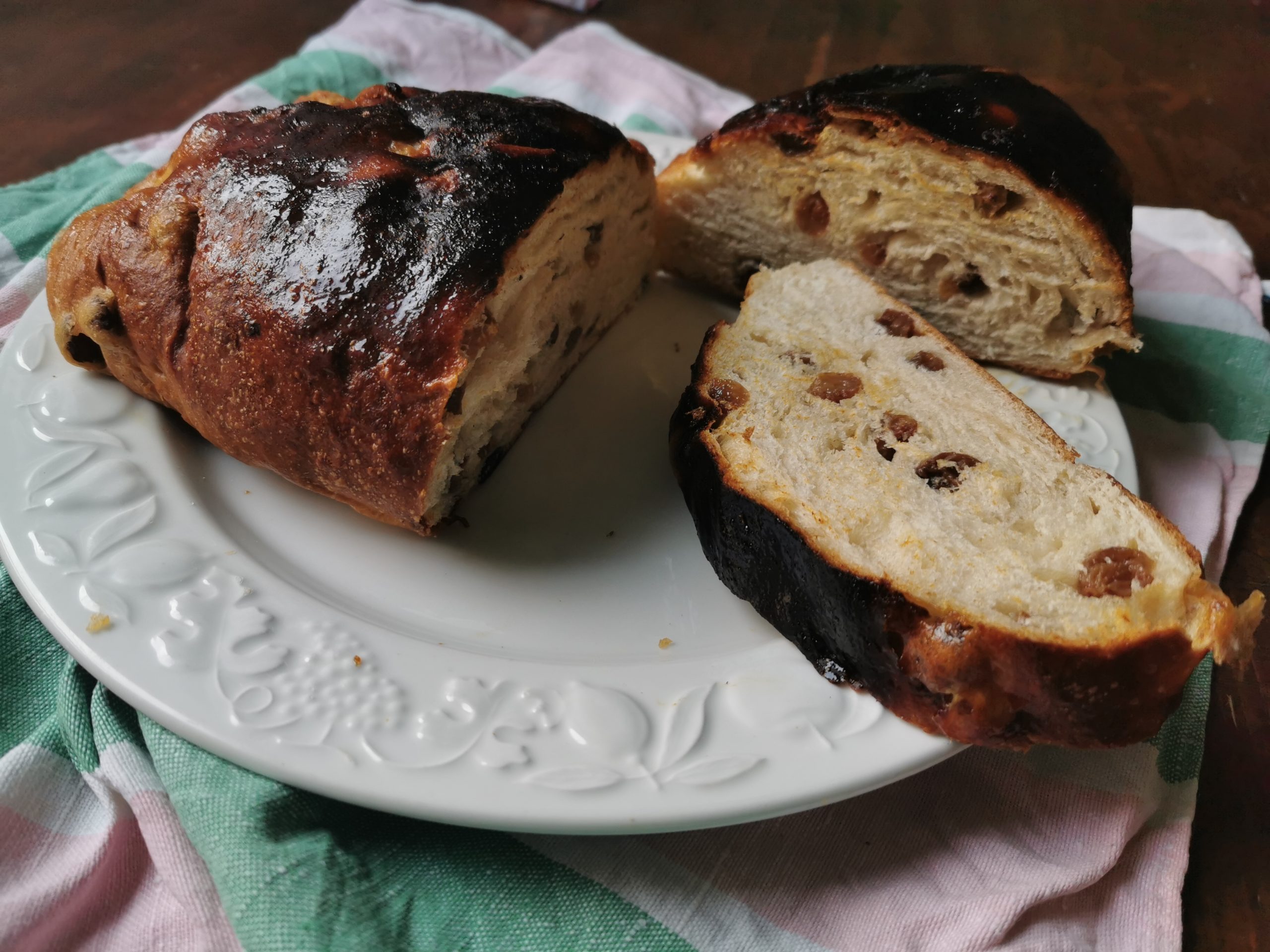 SÜSSES BROT MIT ROSINEN