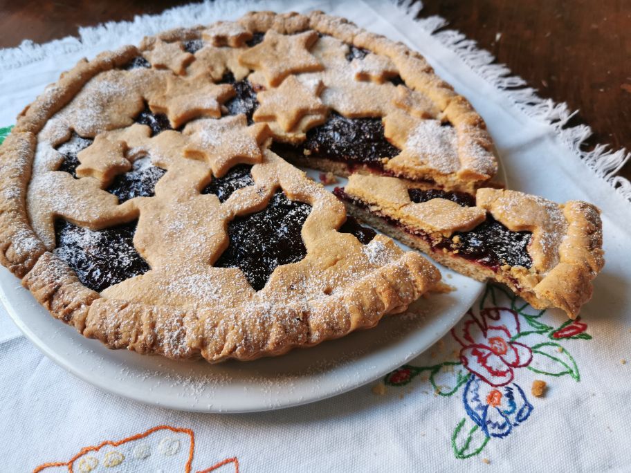 RUMTARTE MIT KANDIERTEN AMARELLEN