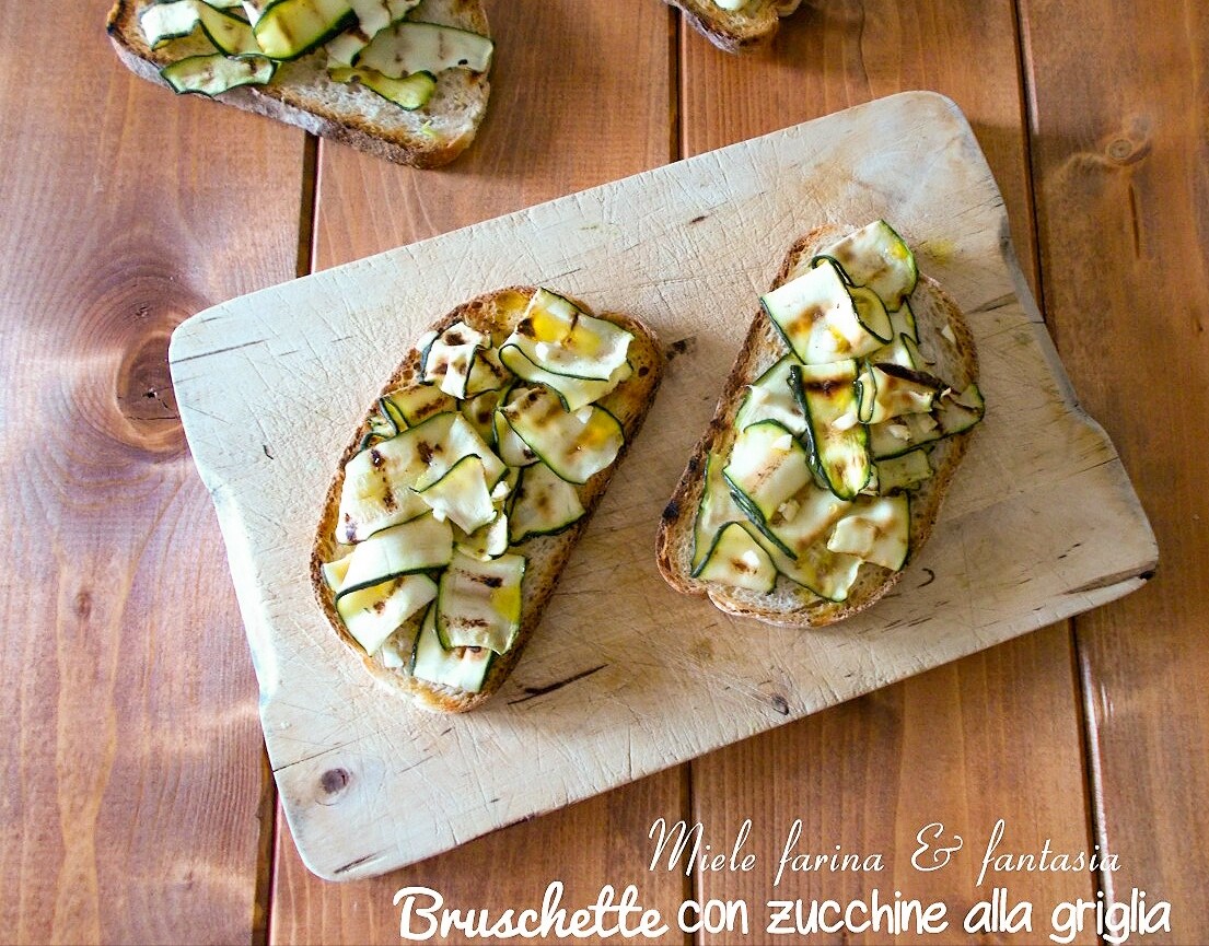 Vegetarische Bruschetta mit gegrillten Zucchini