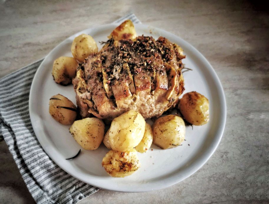 SCHWEINEBRATEN MIT PFEFFER UND ÄPFELN