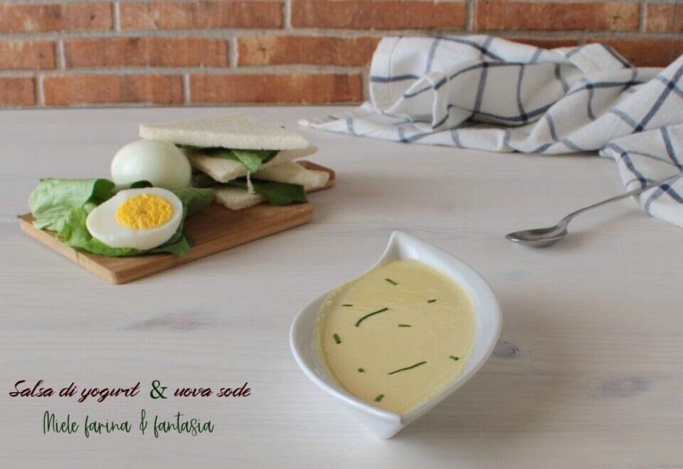 Joghurt-Sauce und hartgekochte Eier