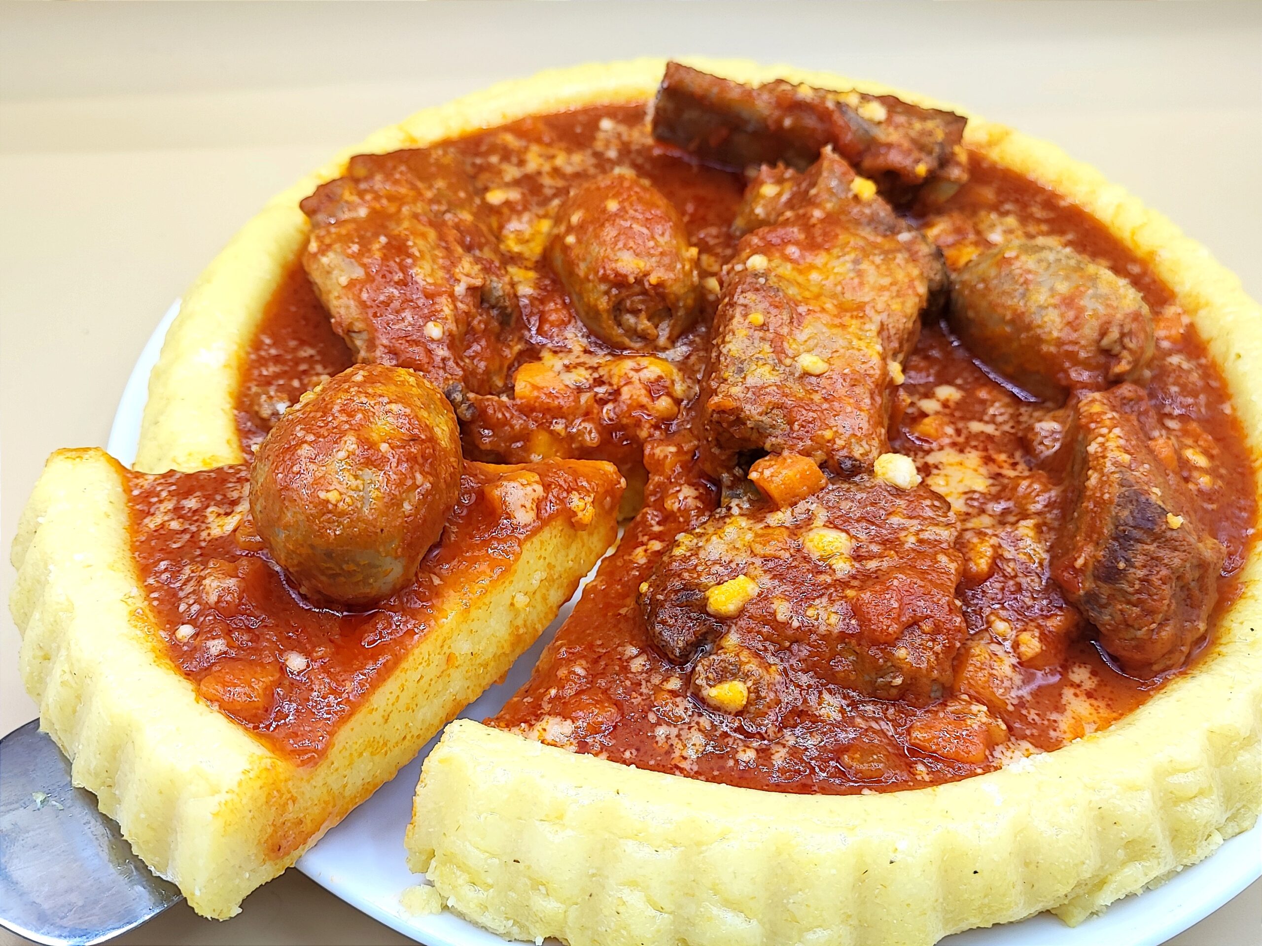 Polenta-Torte mit Fleischsoße