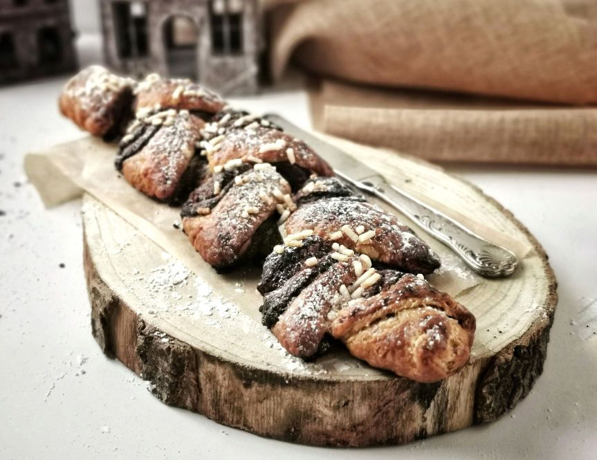 BLÄTTERTEIGZWEIG MIT NUTELLA