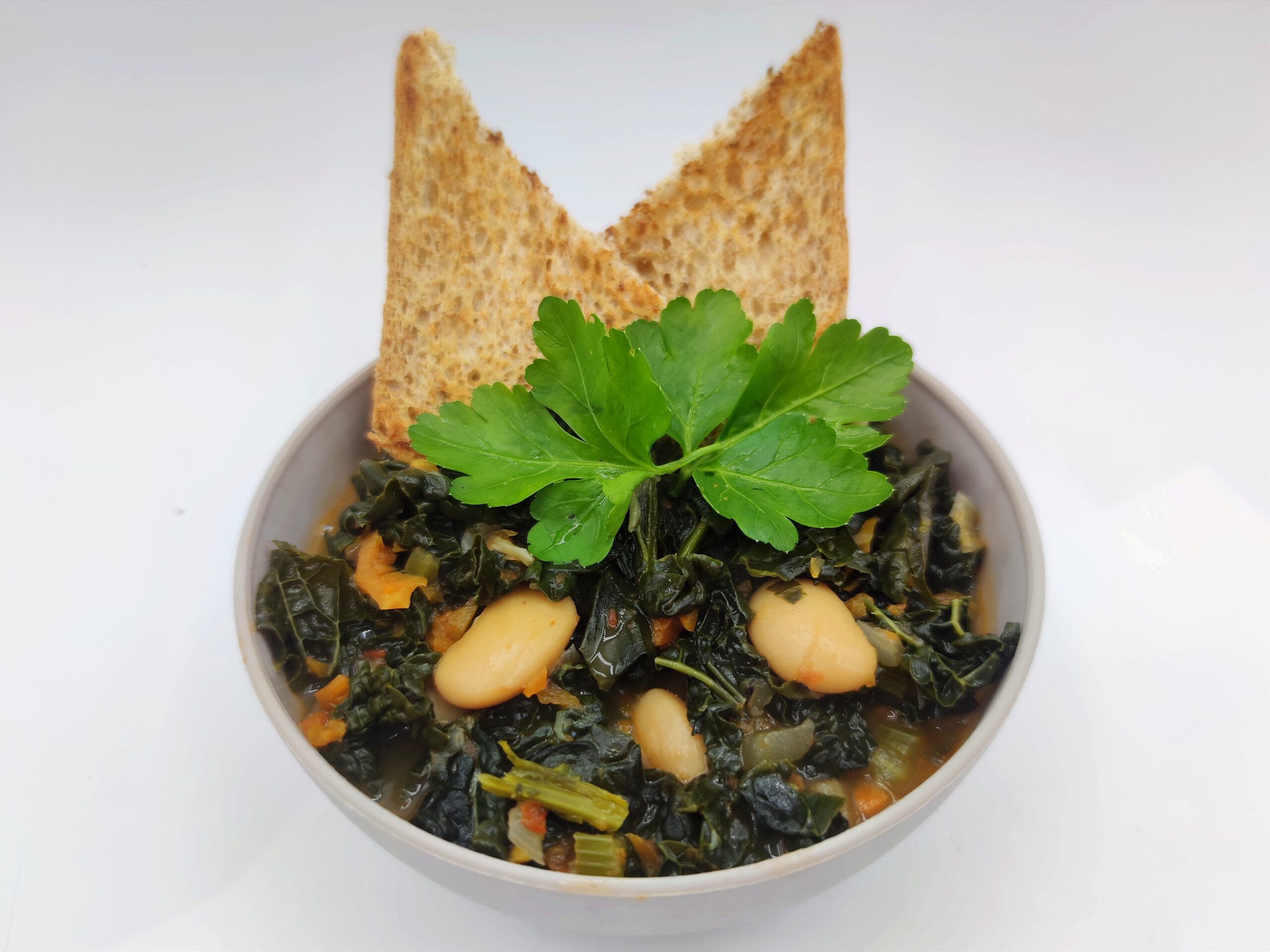 Schwarzkohl- und Bohnensuppe