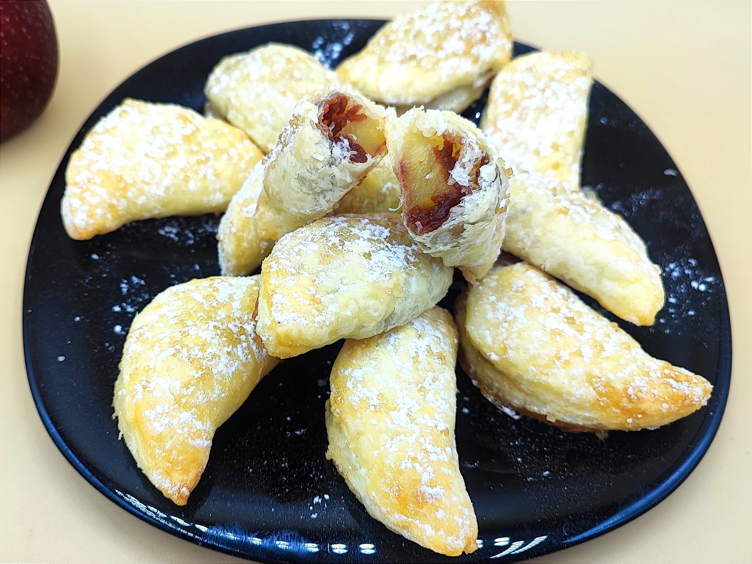 Apfelspalten mit Marmelade in Blätterteig gewickelt