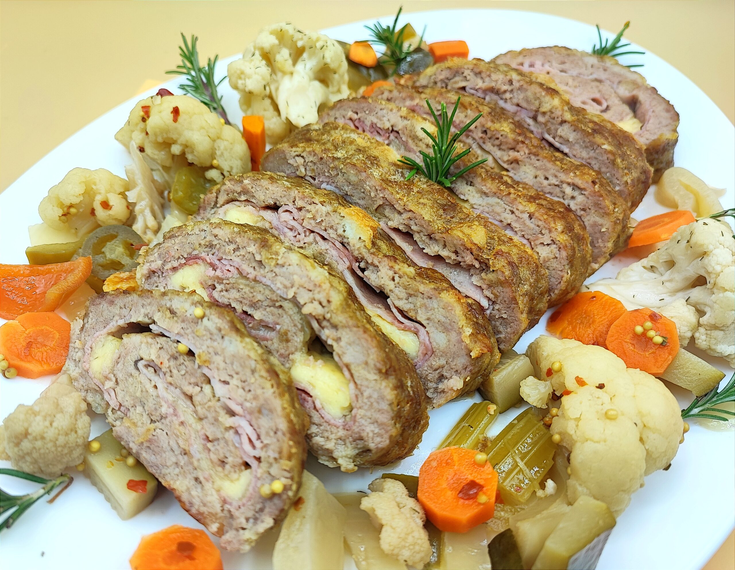 Gefüllter Hackbraten mit Scamorza und gekochtem Schinken ohne Eier