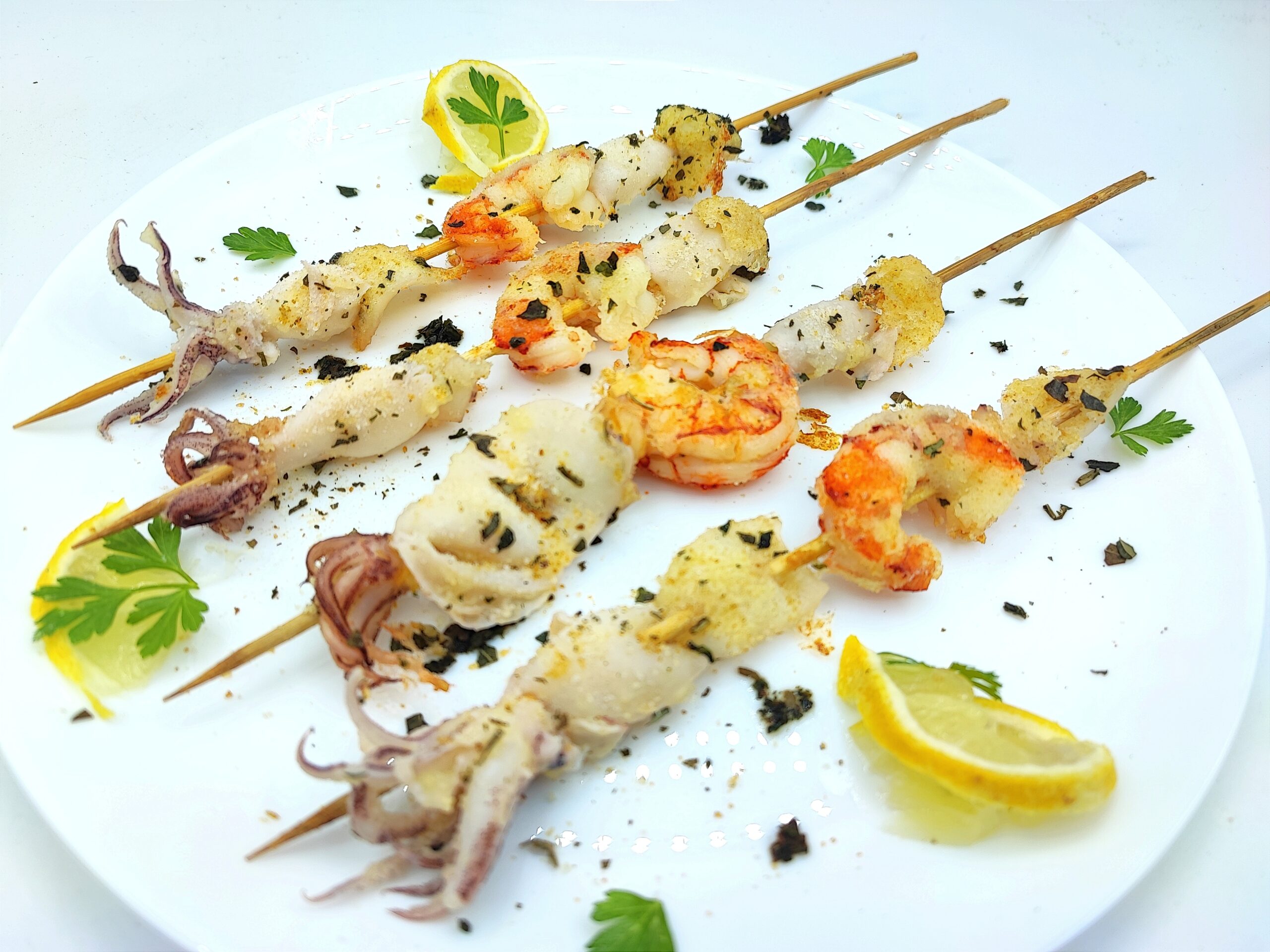Gebackene Tintenfisch- und Garnelenspieße