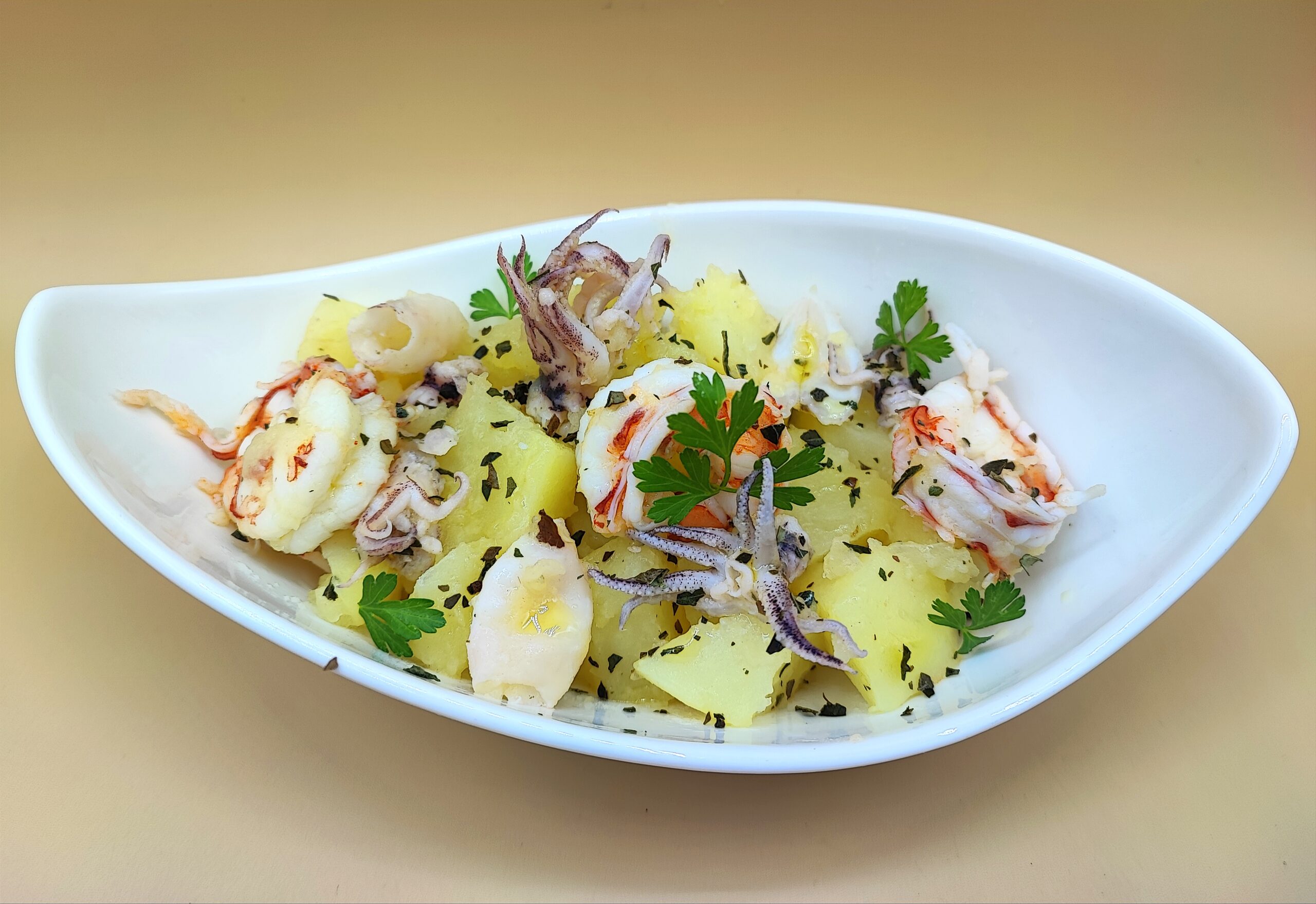 Kartoffelsalat mit Garnelen und Tintenfisch