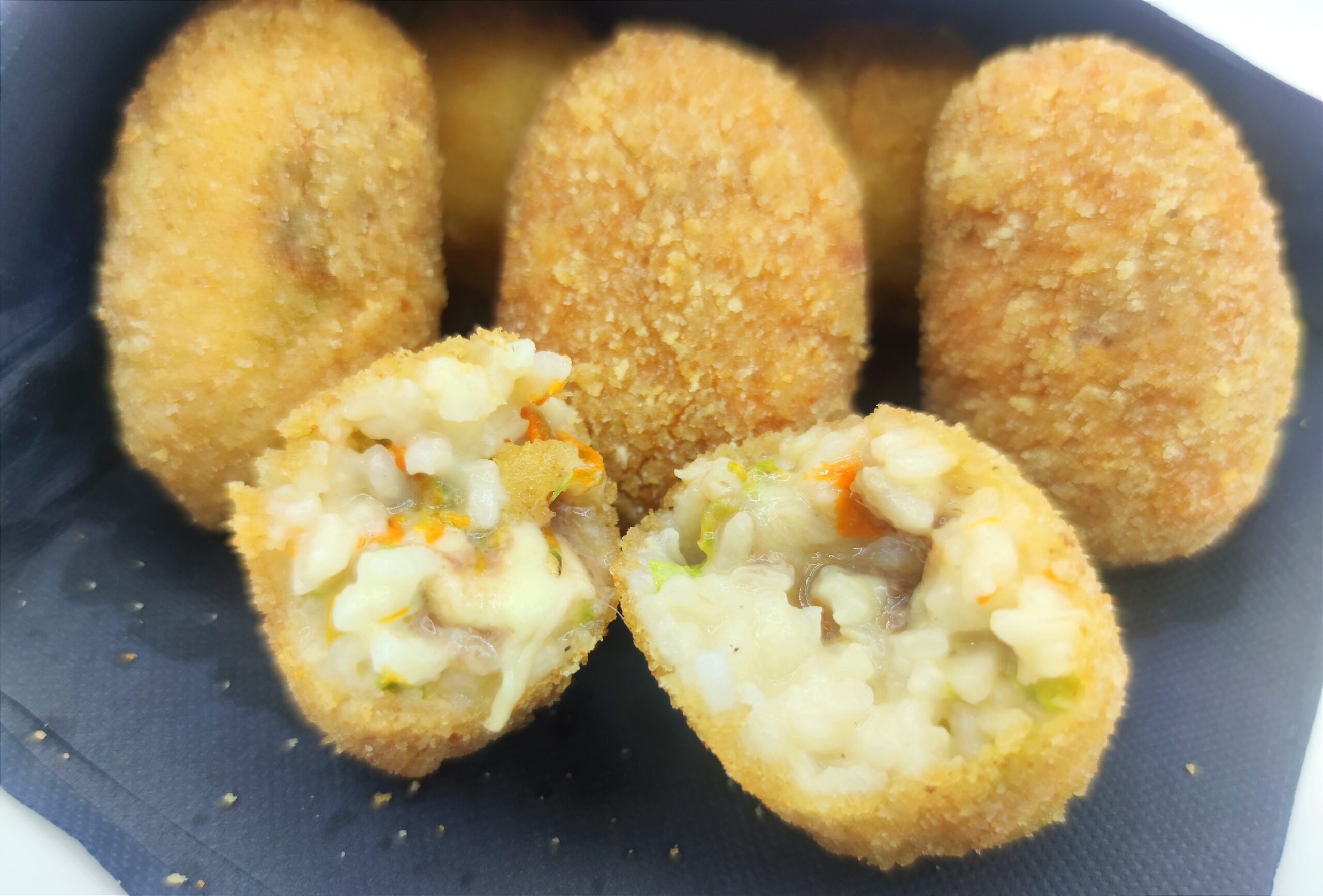 Supplì mit Zucchiniblüten und Sardellen