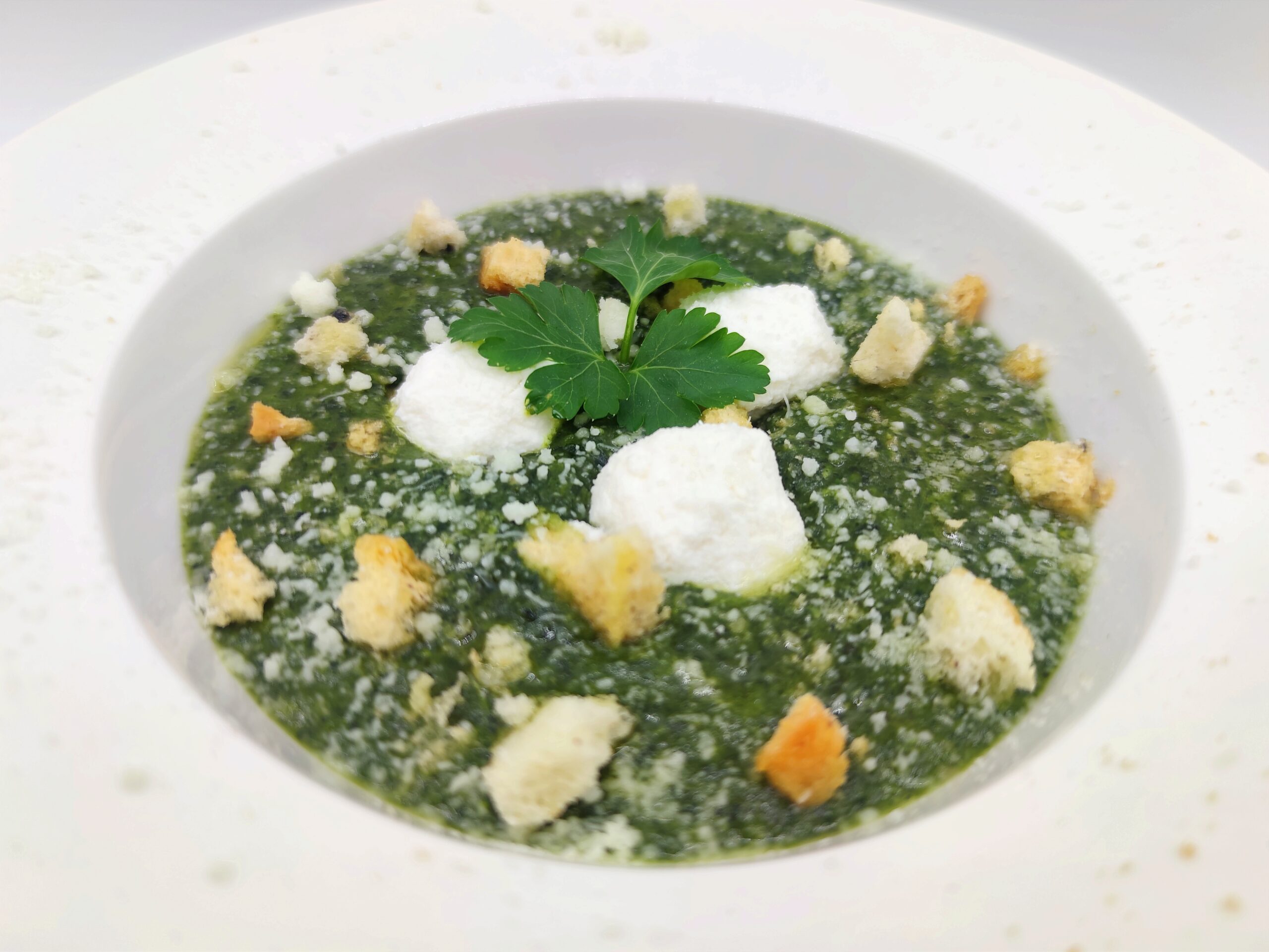 Cremesuppe aus Schwarzkohl und Ricotta