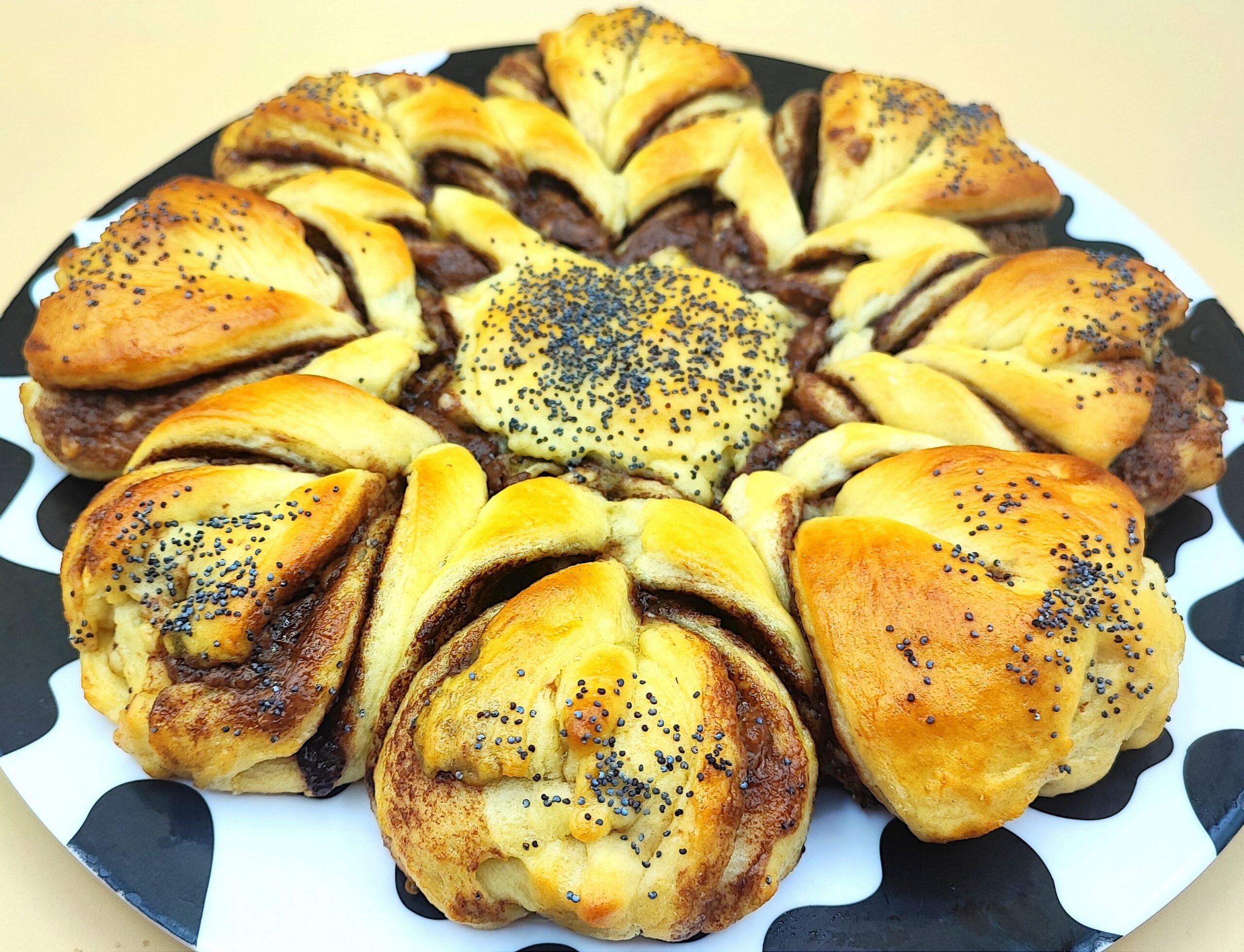 Brioche-Blume mit Nutella