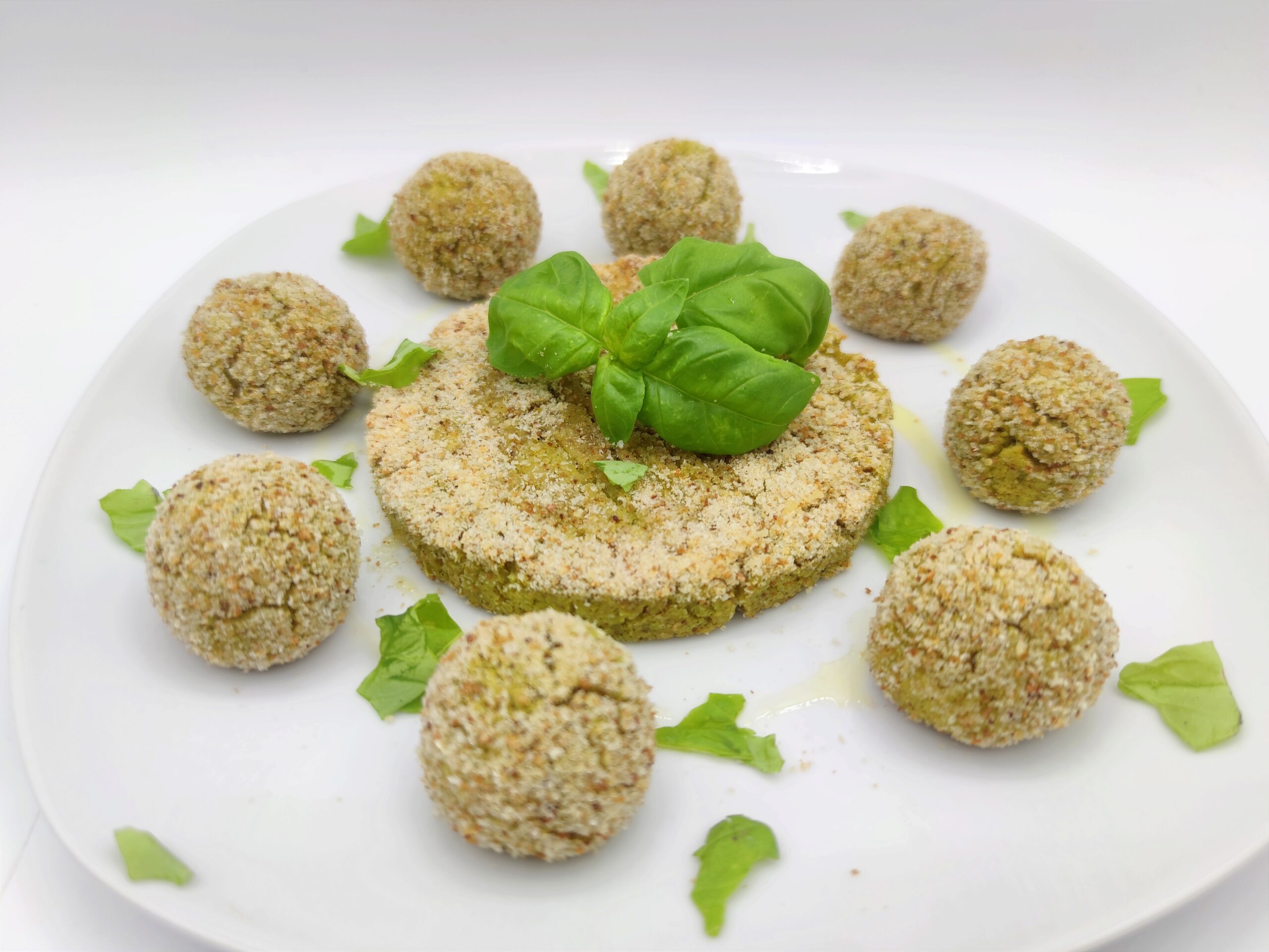 Hamburger und Frikadellen mit Brokkoli und Ricotta