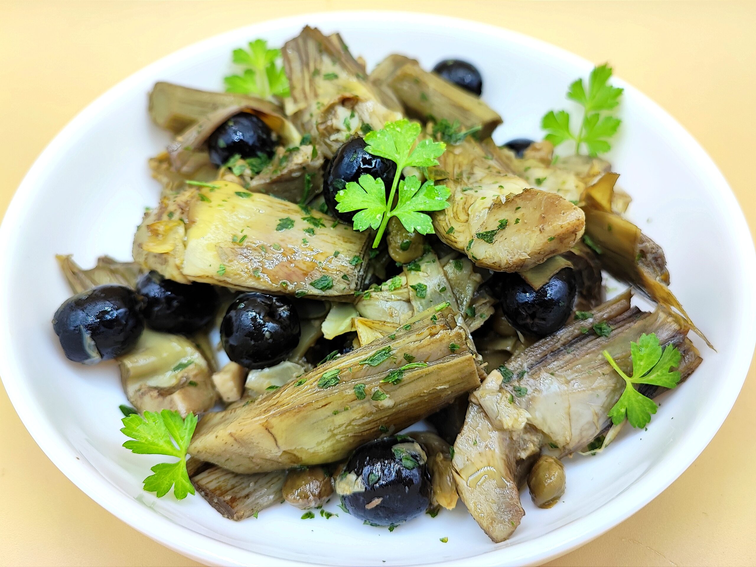 in Wein gedünstete Artischocken auf neapolitanische Art