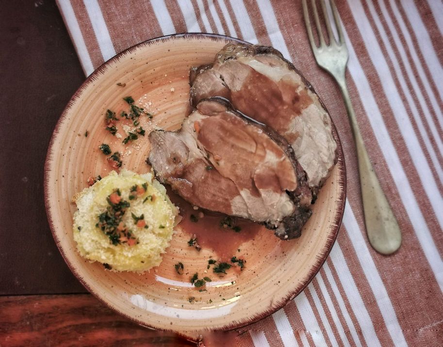 GERÖSTETER NACKENBRATEN NACH PIACENTINER ART MIT ROTWEIN