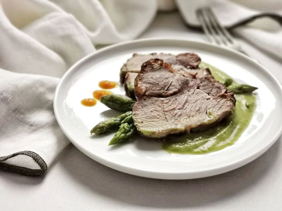SCHWEINEHALSBRATEN MIT SPARGELCREME