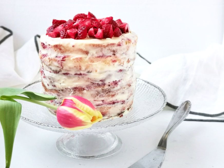 ERDBEERTORTE MIT DIPLOMATENCREME UND WEISSER SCHOKOLADENGANACHE