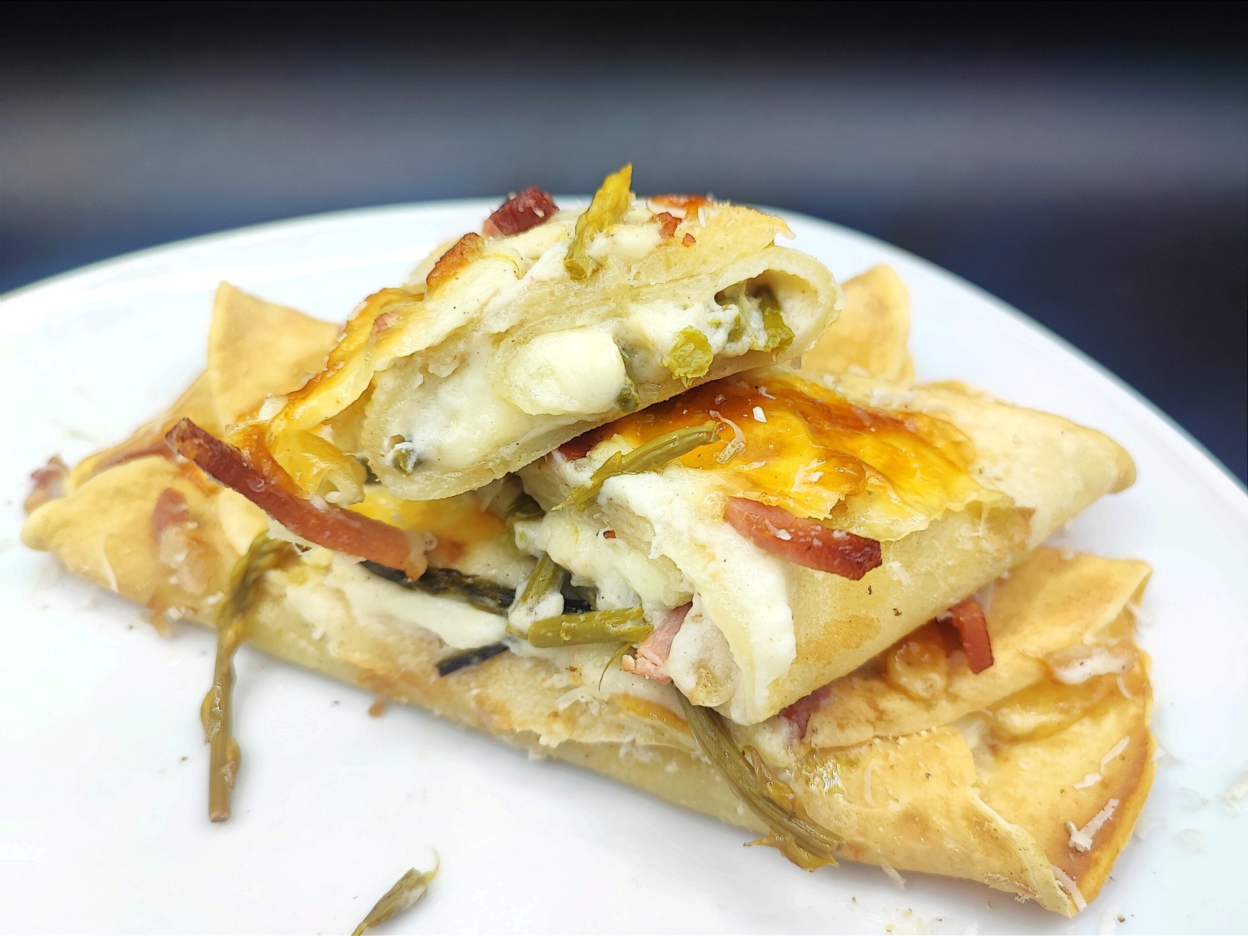 Pfannkuchen mit Spargel und Speck