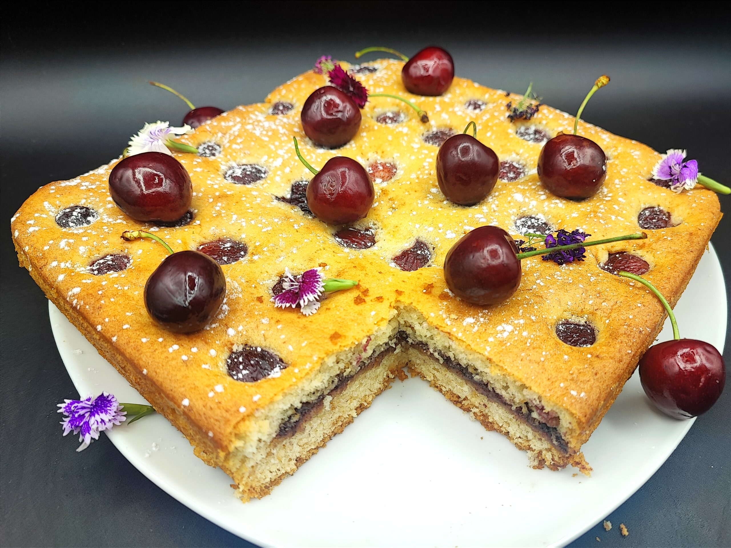 Gegossener Kirsch- und Marmeladenkuchen ohne Eier