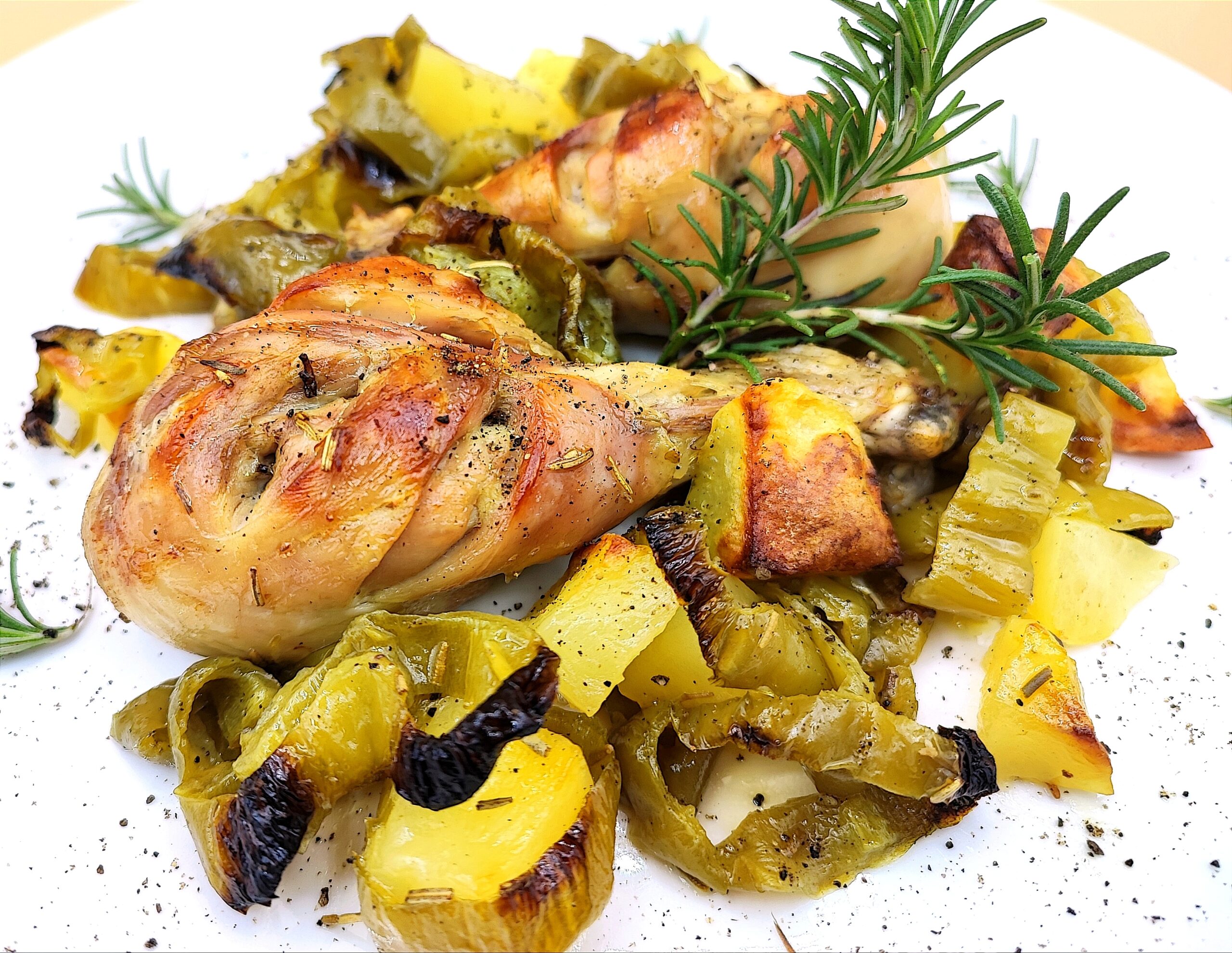 Hähnchen, Kartoffeln und Paprika im Ofen