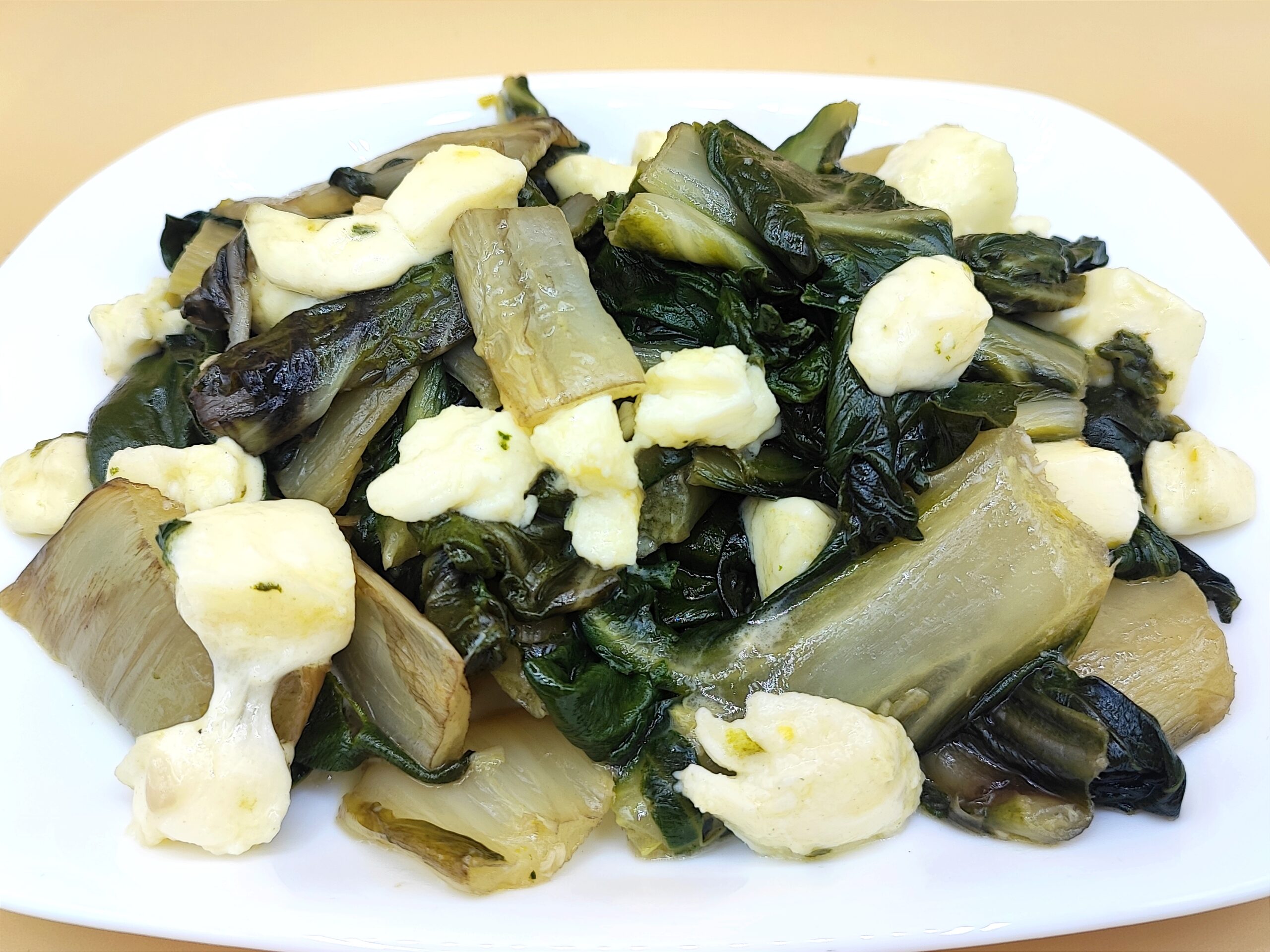Mangold mit Mozzarella in der Pfanne