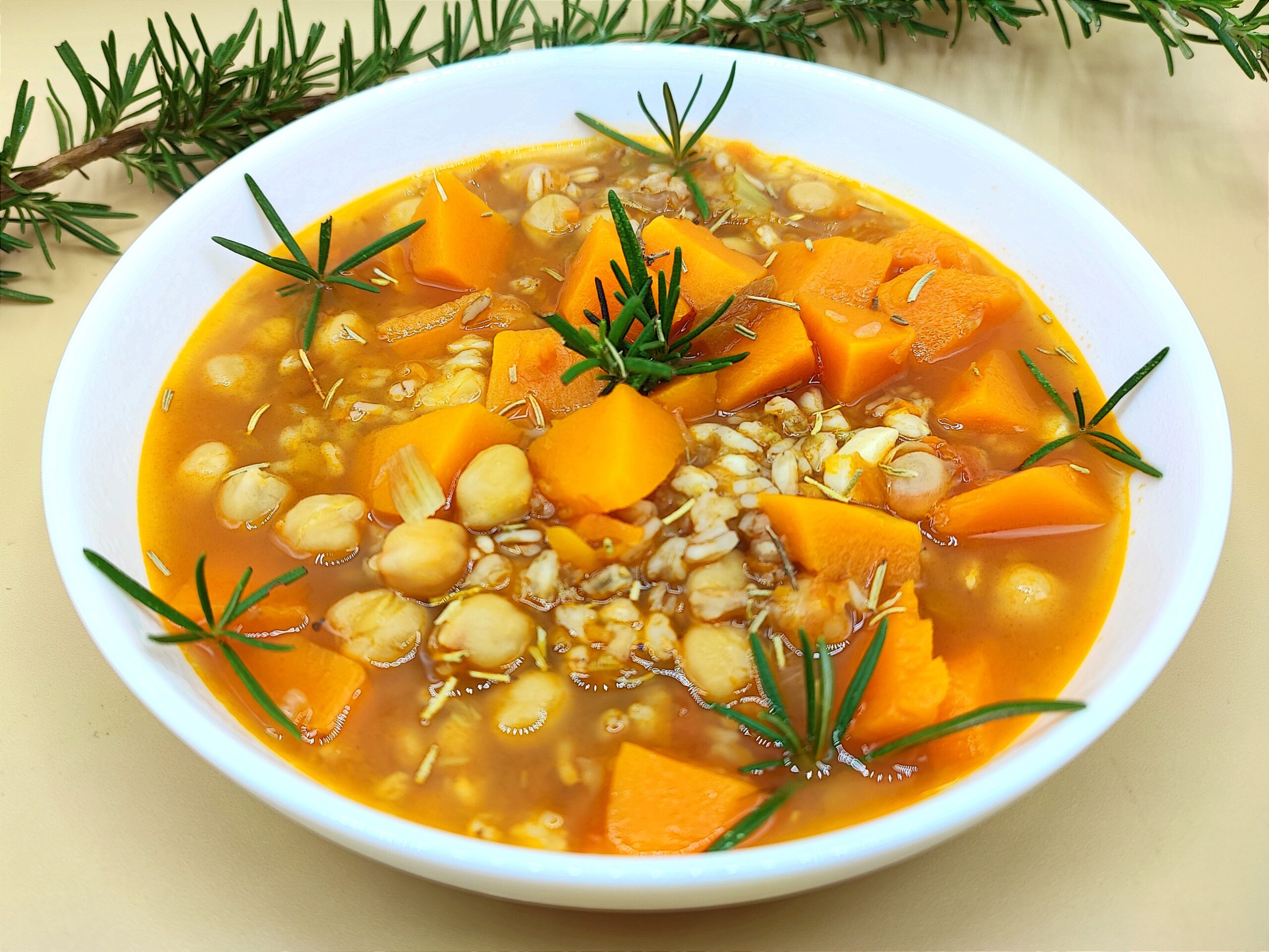 Kürbis-, Kichererbsen- und Dinkelsuppe