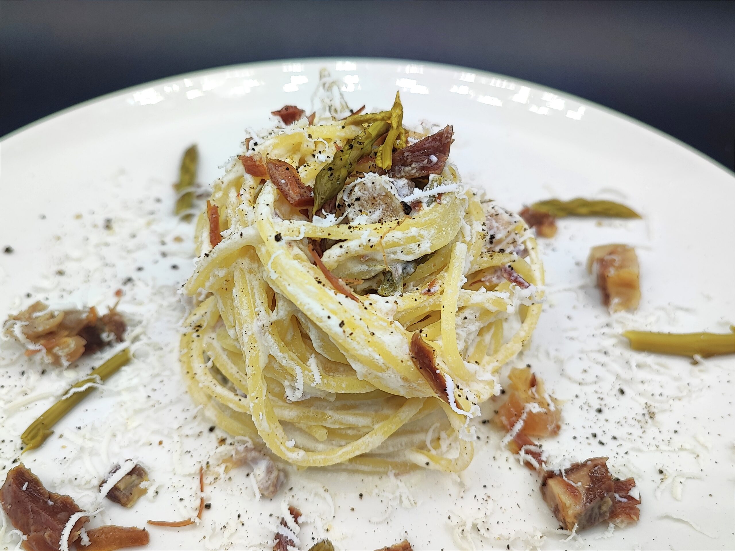Pasta mit Spargel, Ricotta und Guanciale