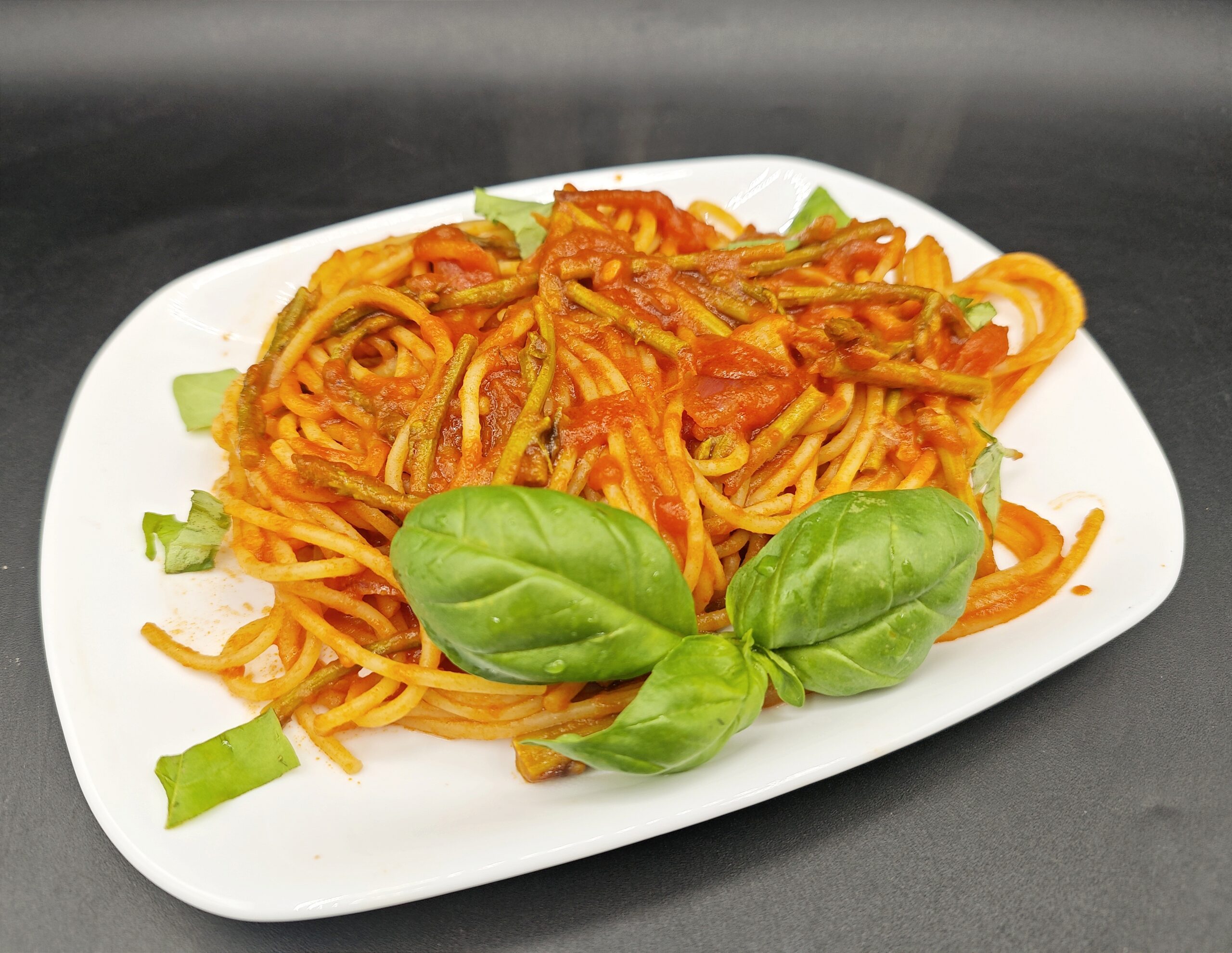 Spaghetti mit Spargel in Tomatensoße