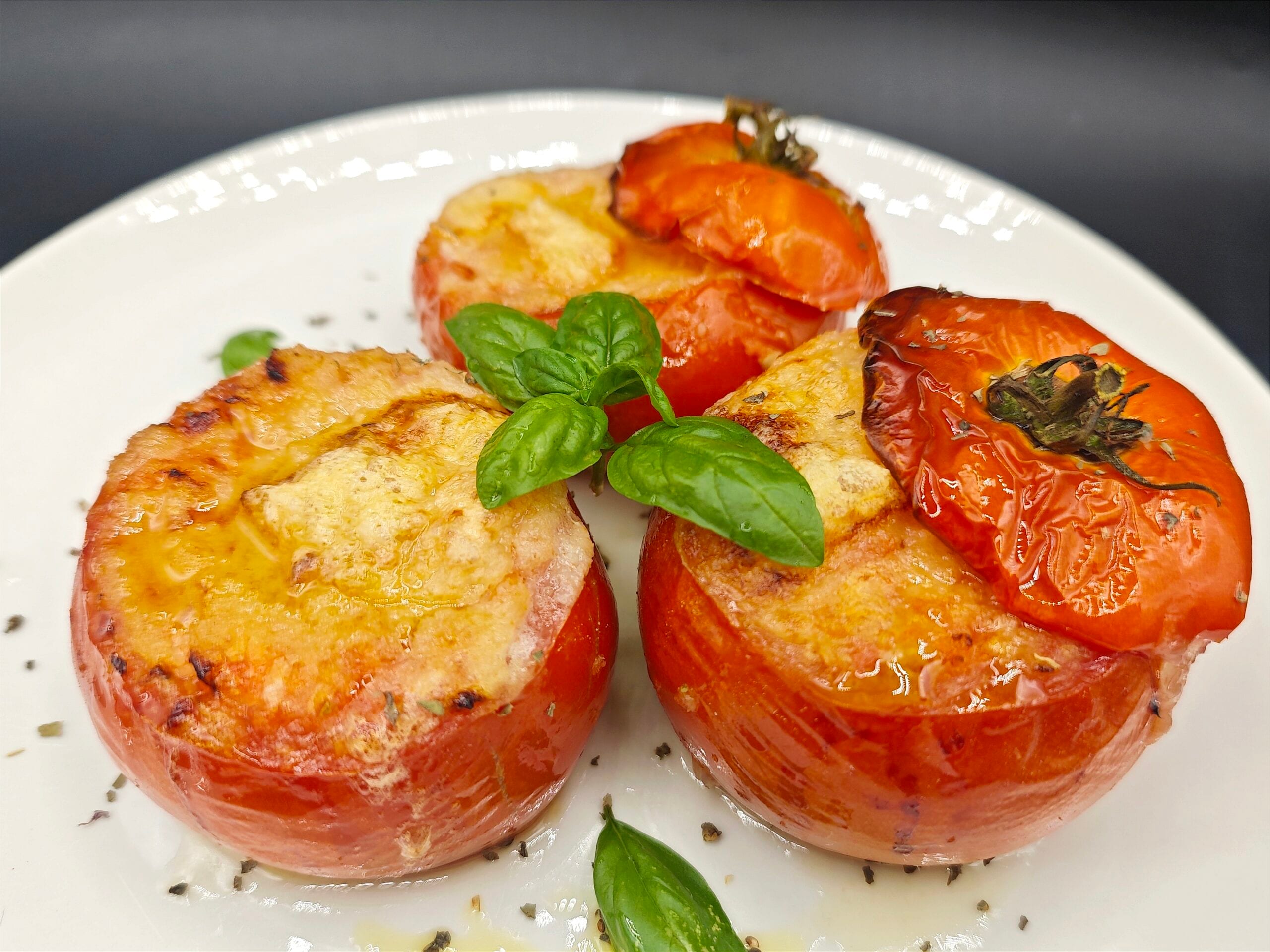 Mit Reis und Mozzarella gefüllte Tomaten in der Heißluftfritteuse
