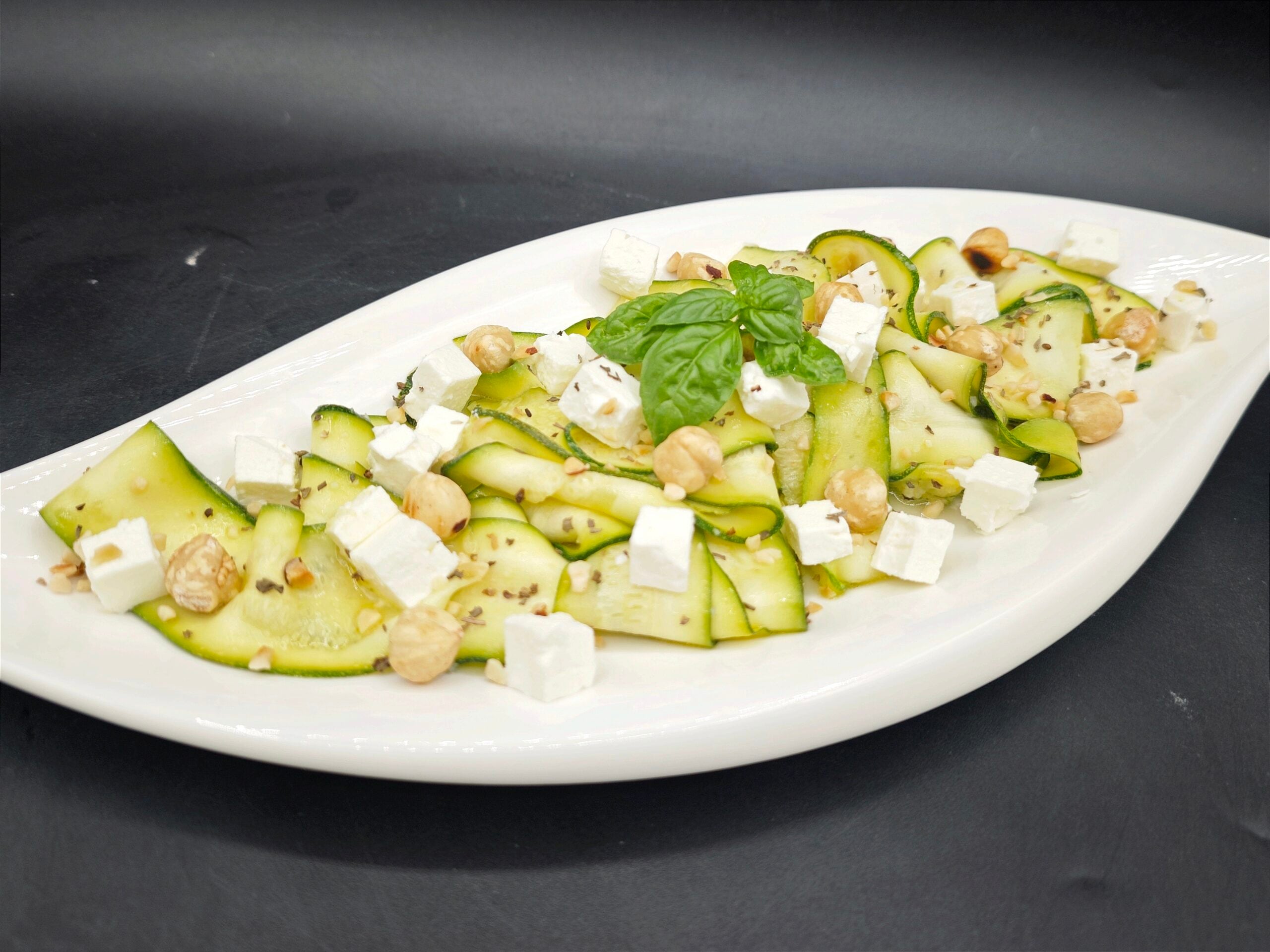Zucchini-Carpaccio mit Feta