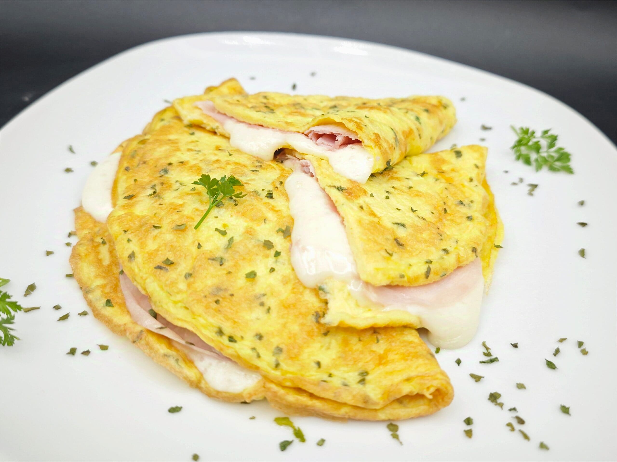 Gefülltes Omelett mit Kochschinken und Scamorza