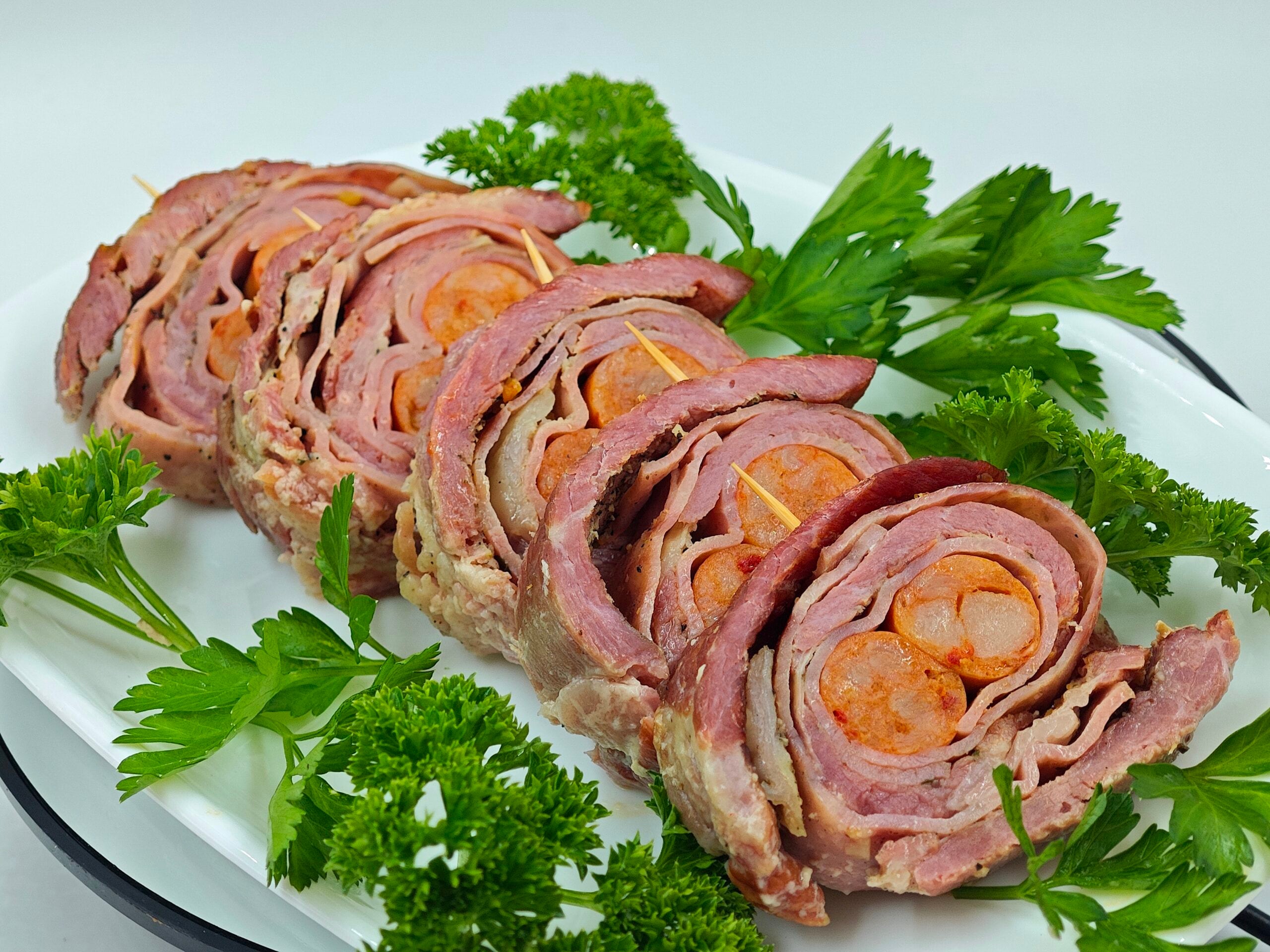 Fleischrolle mit Würstchen