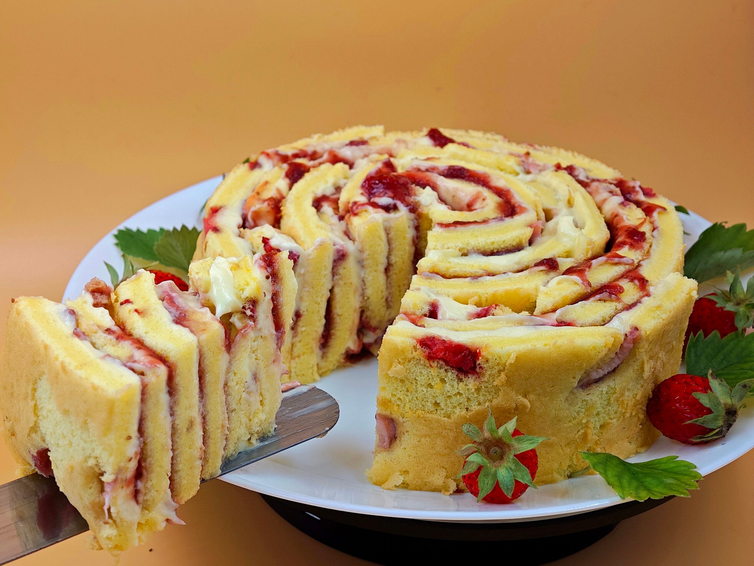 Rolle mit Creme und Erdbeeren