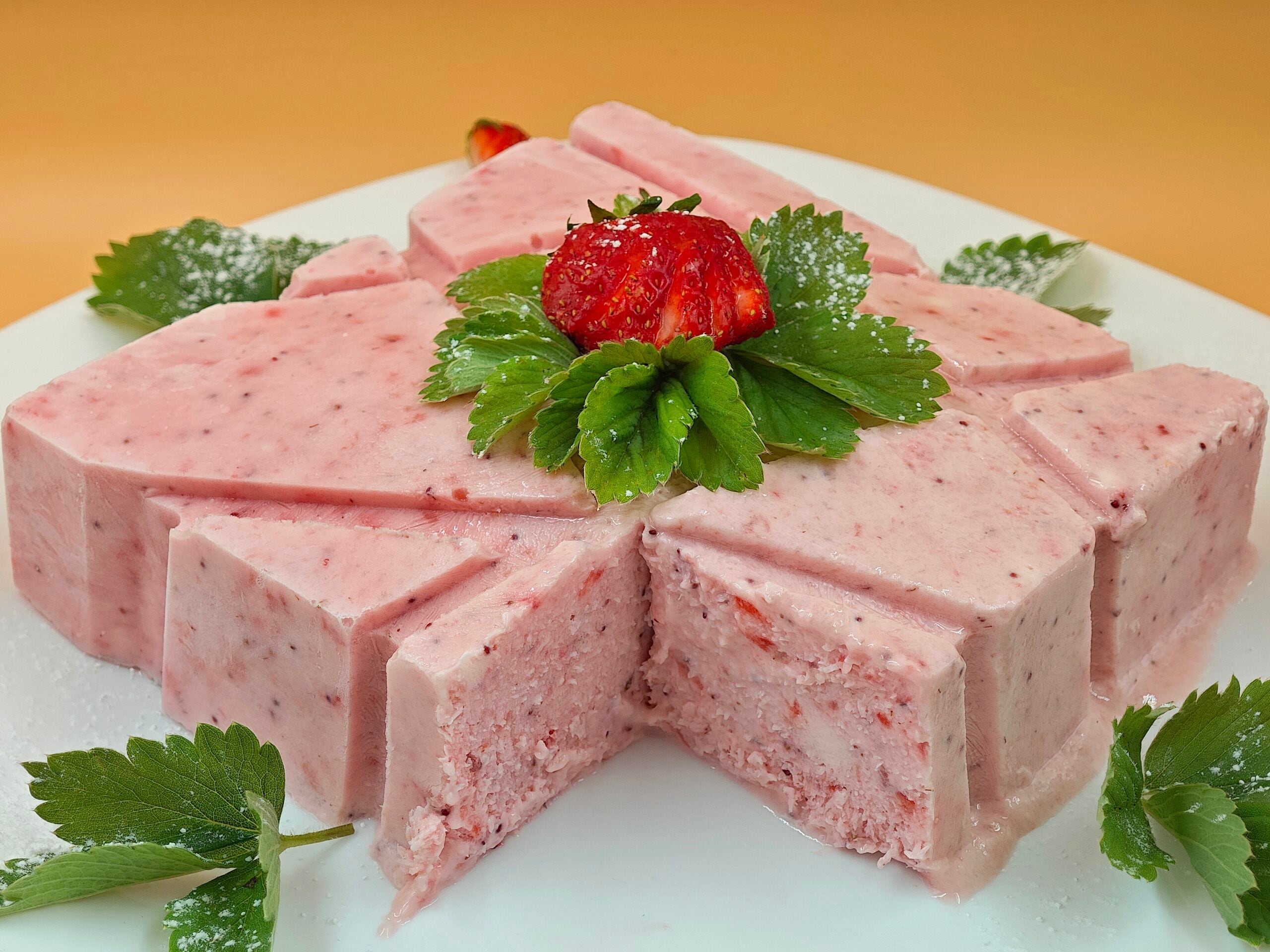 Halbgefrorenes Kokos und Erdbeeren