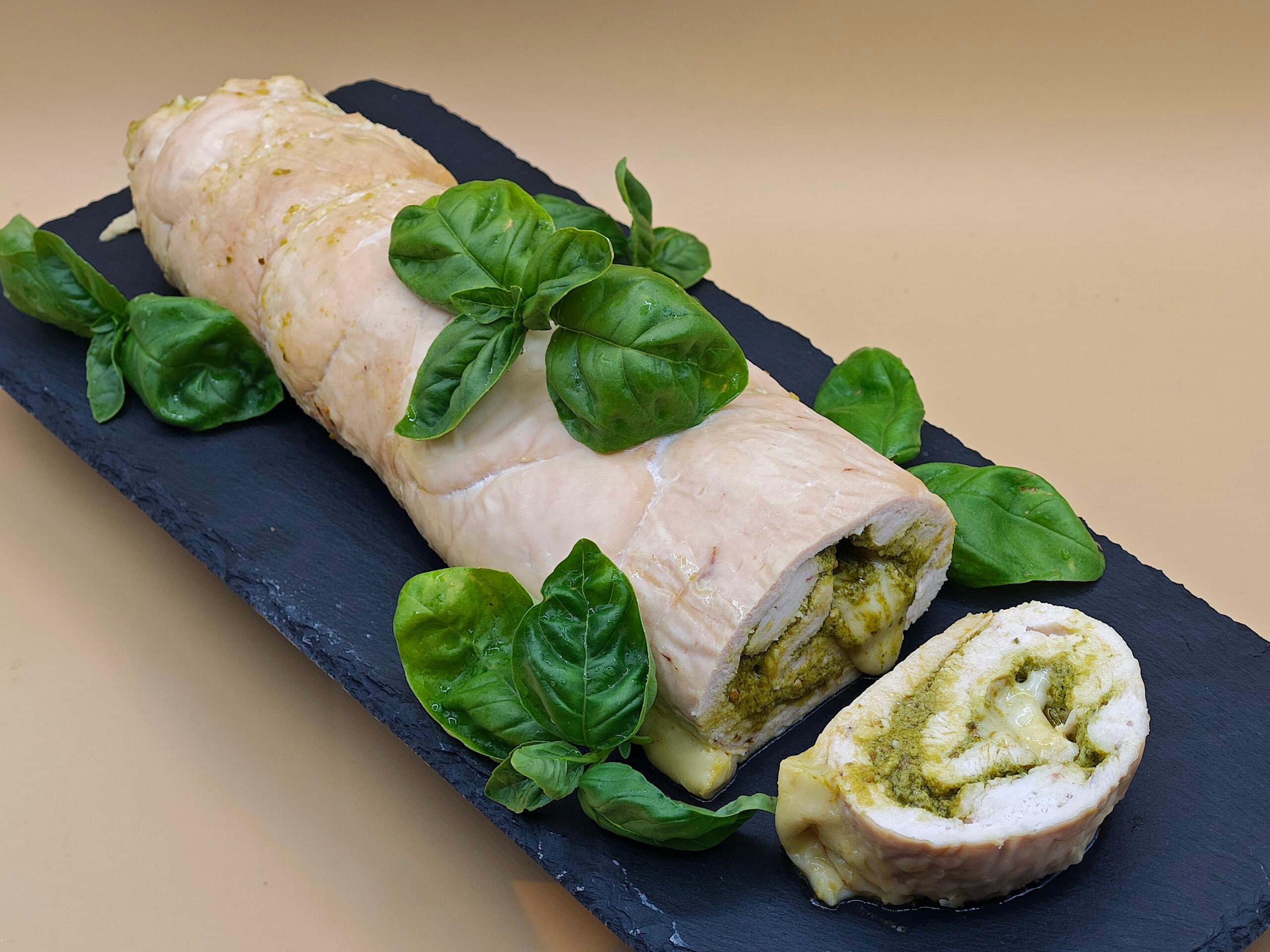 Hähnchenrolle mit Pesto und Scamorza