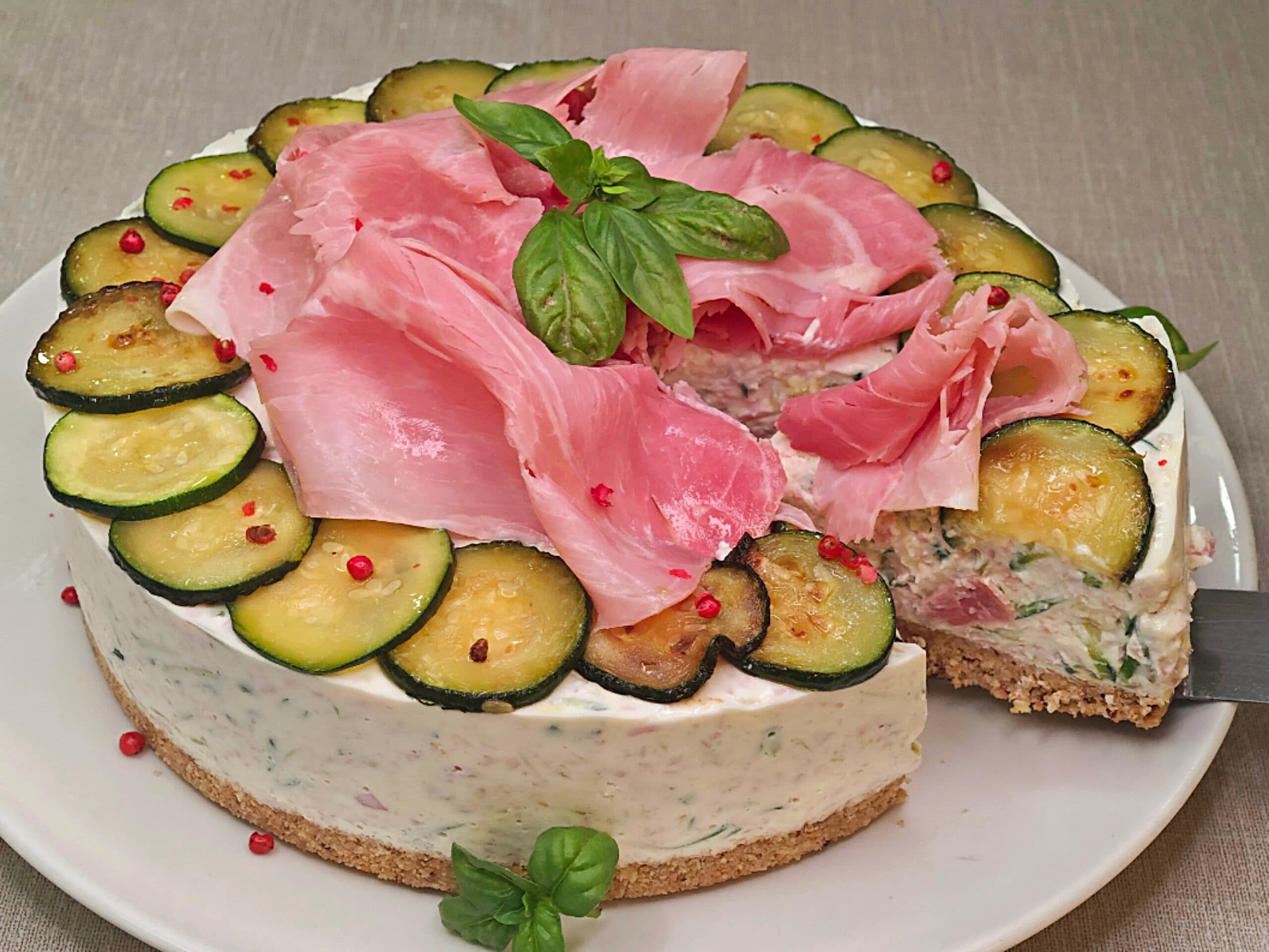 🧀 Sommerliche herzhafte Käsekuchen mit Kochschinken und Zucchini (ohne Backen)
