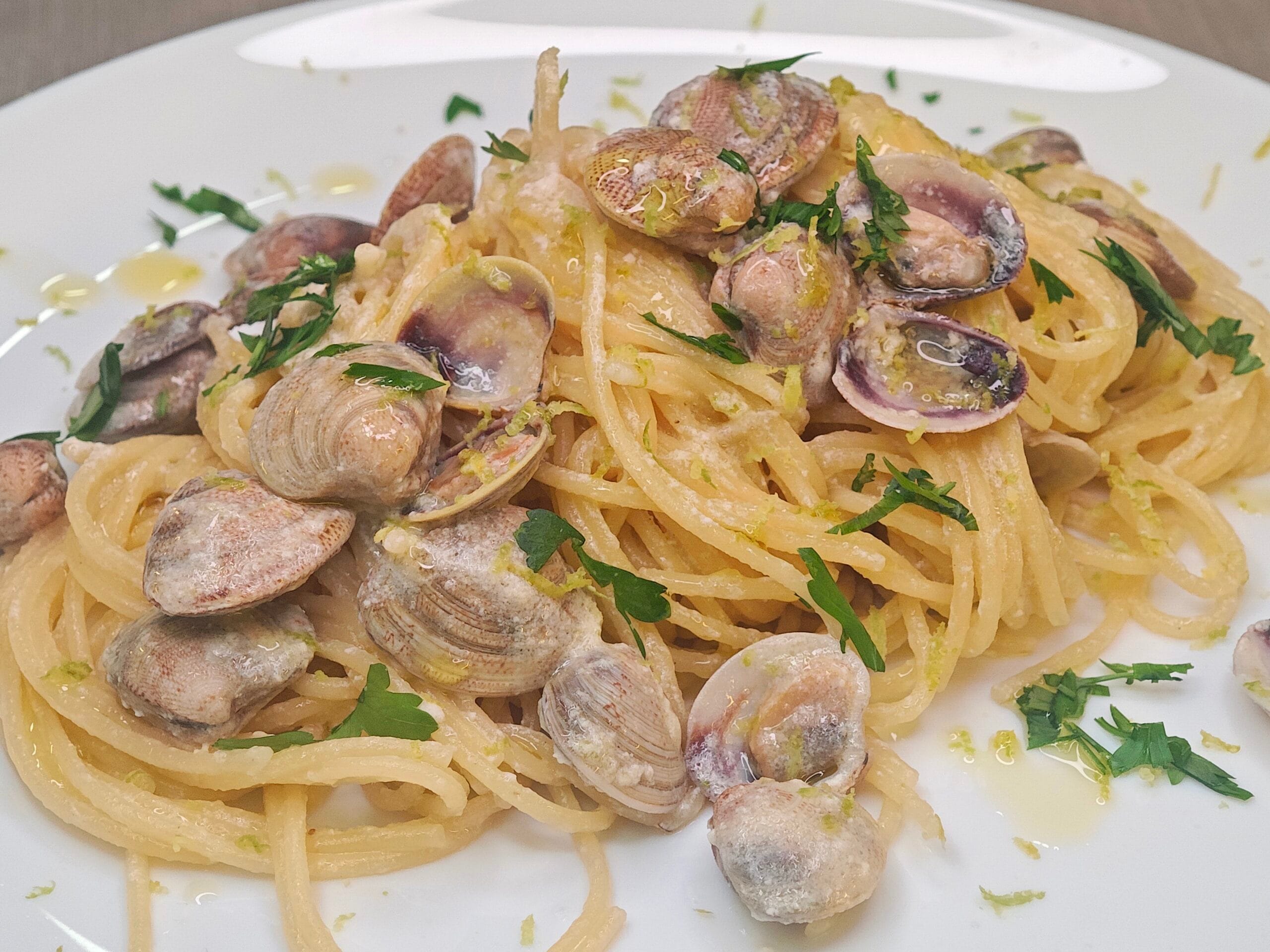 Cremige Spaghetti mit Zitronenmuscheln und Ricotta