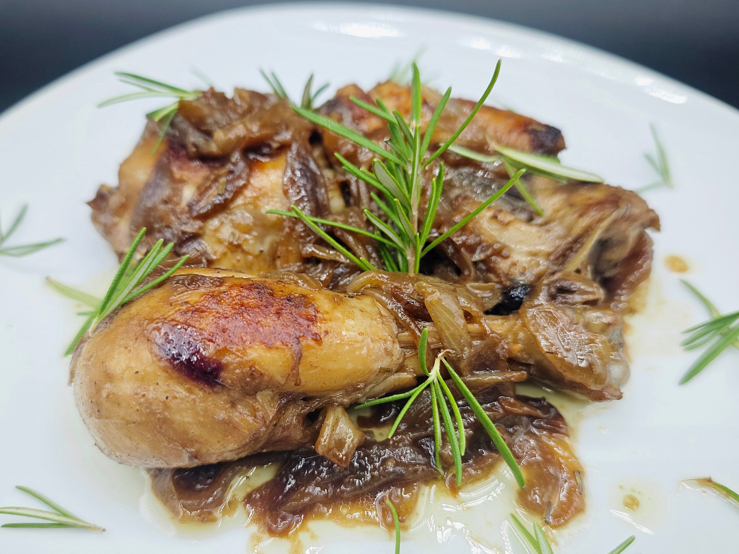 Hähnchen mit Zwiebeln in der Pfanne