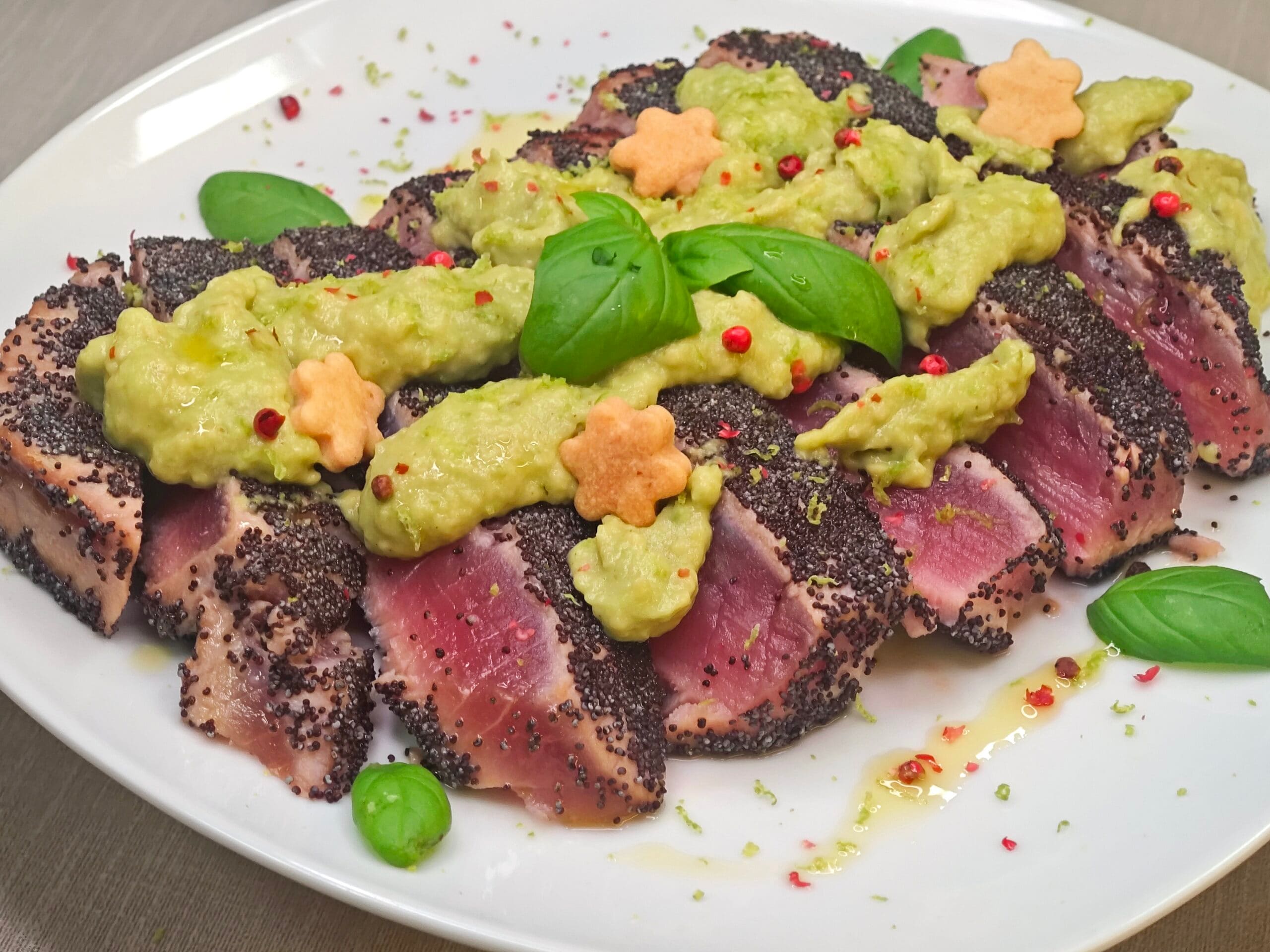 Gebratener Thunfisch mit Avocado-Limetten-Sauce